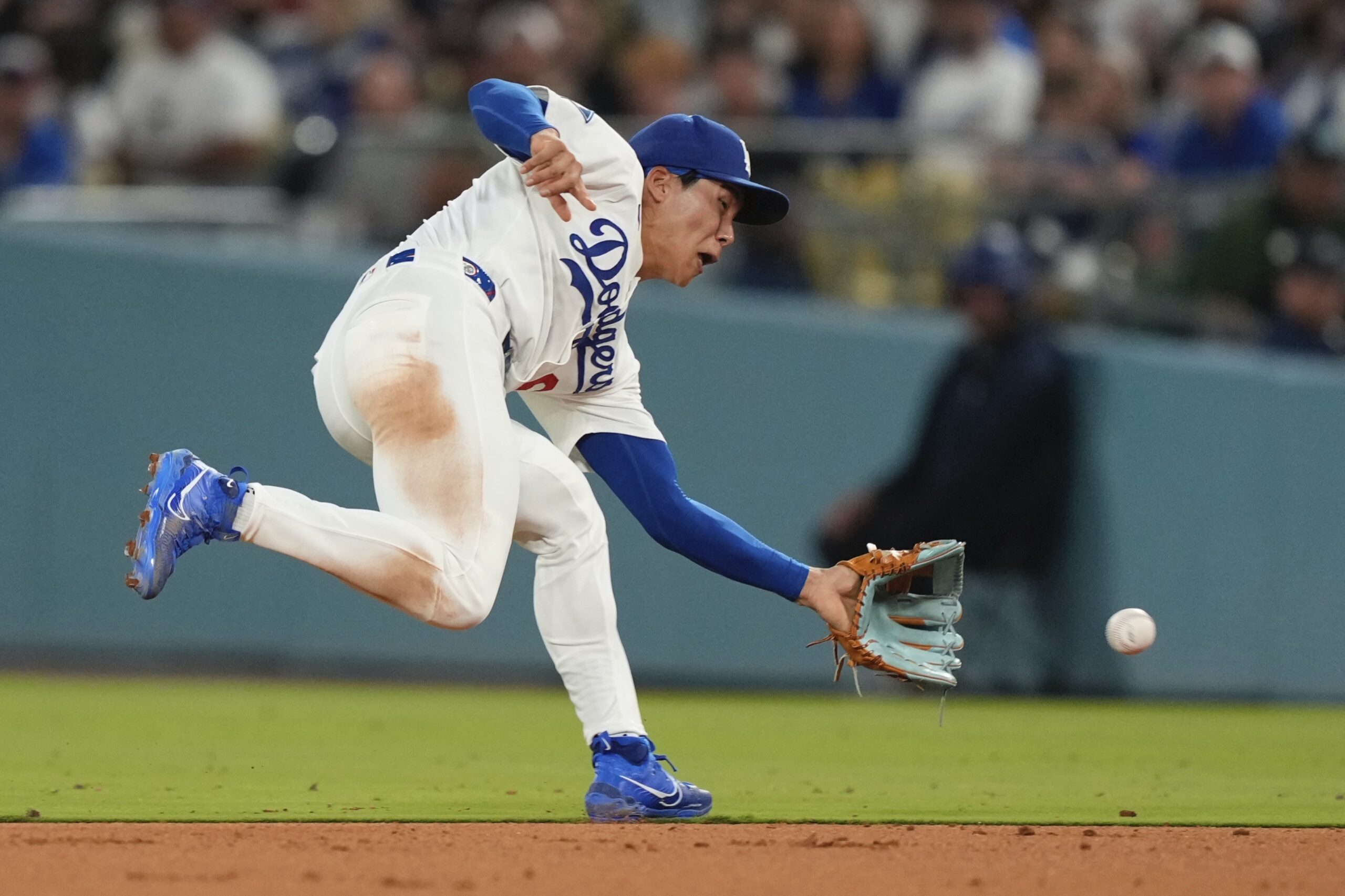 Dodgers second baseman Hyeseong Kim fields a ball hit by...