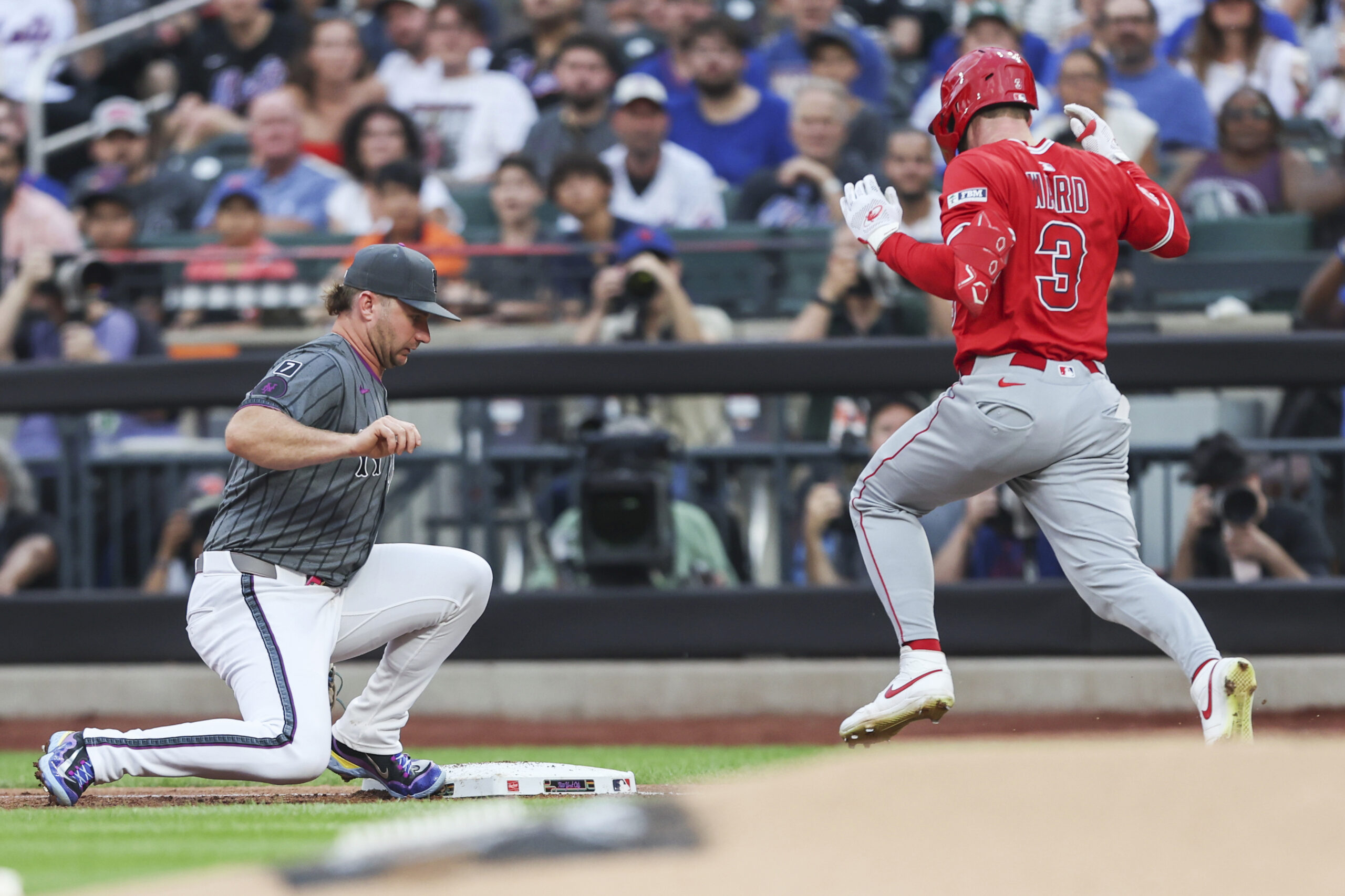 New York Mets first baseman Pete Alonso, left, tags out...