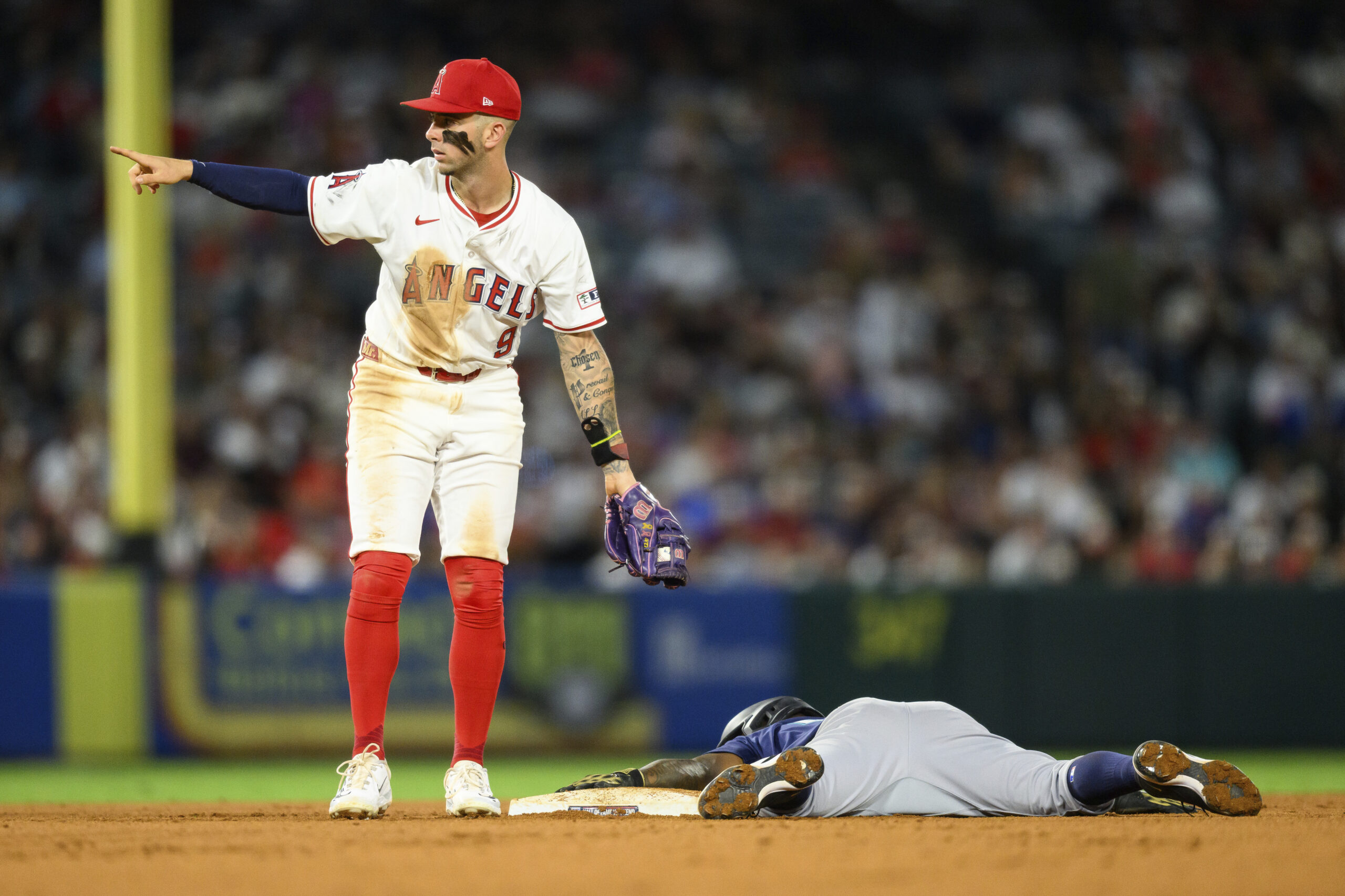 Seattle Mariners’ Randy Arozarena, right, steals second during the sixth...