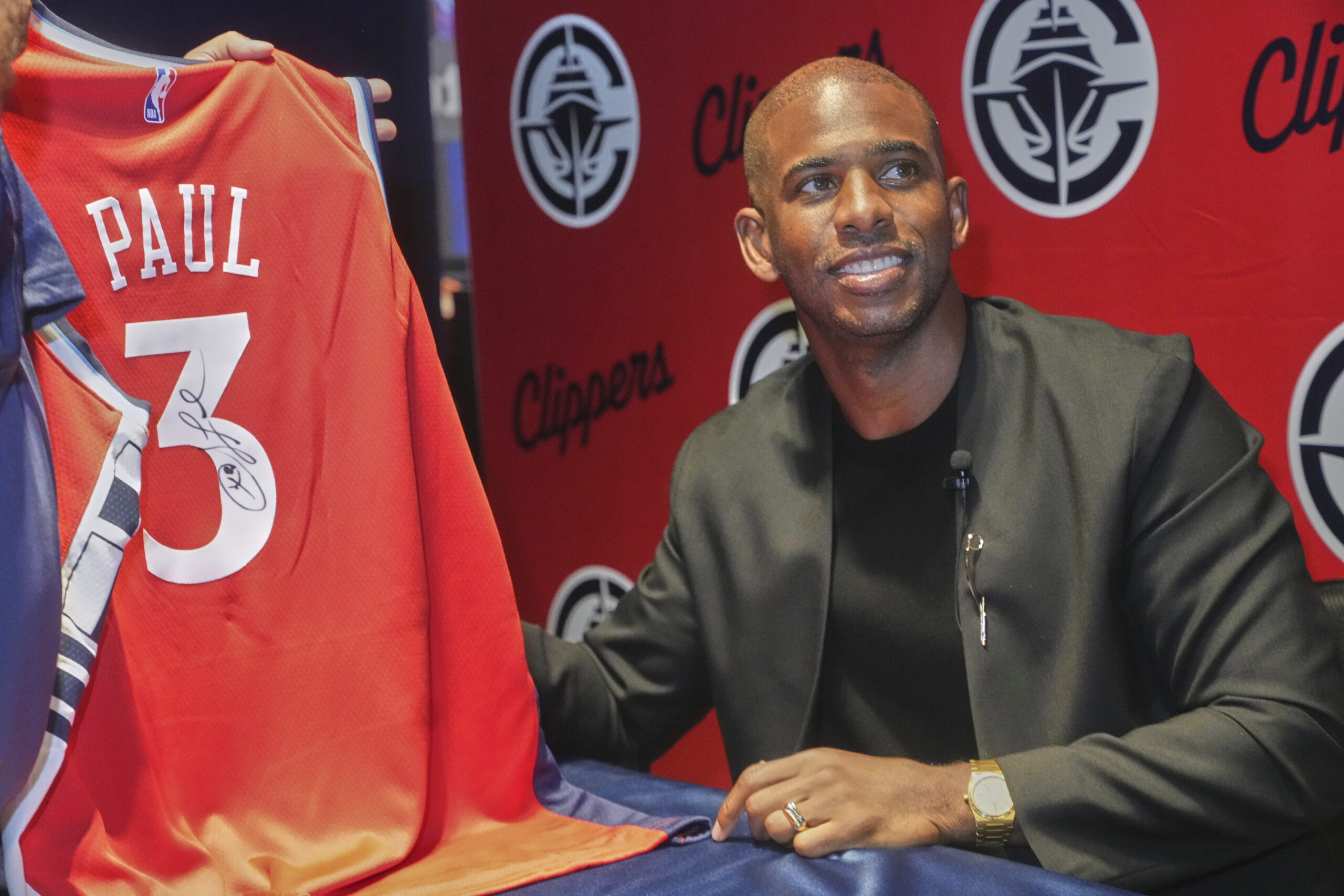 Clippers guard Chris Paul signs a jersey for a fan...