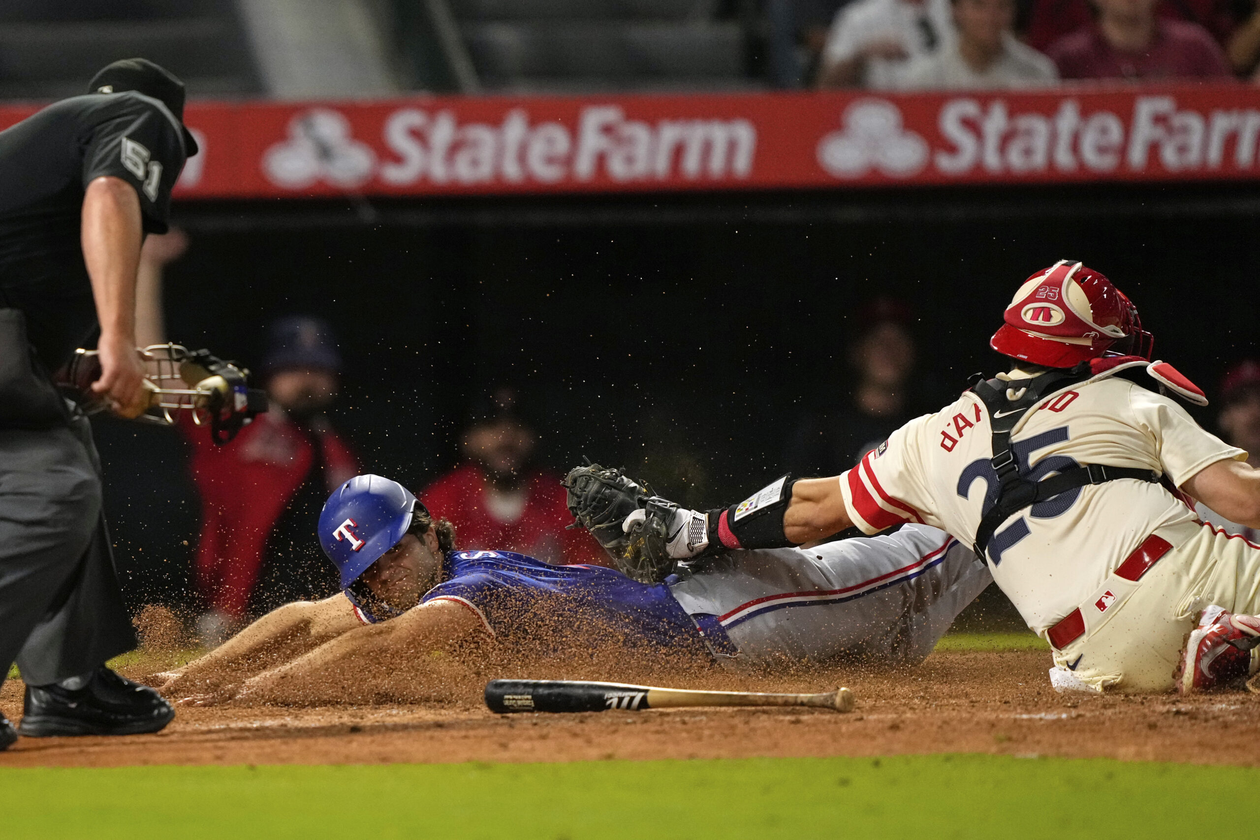 The Texas Rangers’ Josh Smith, center, scores on a single...
