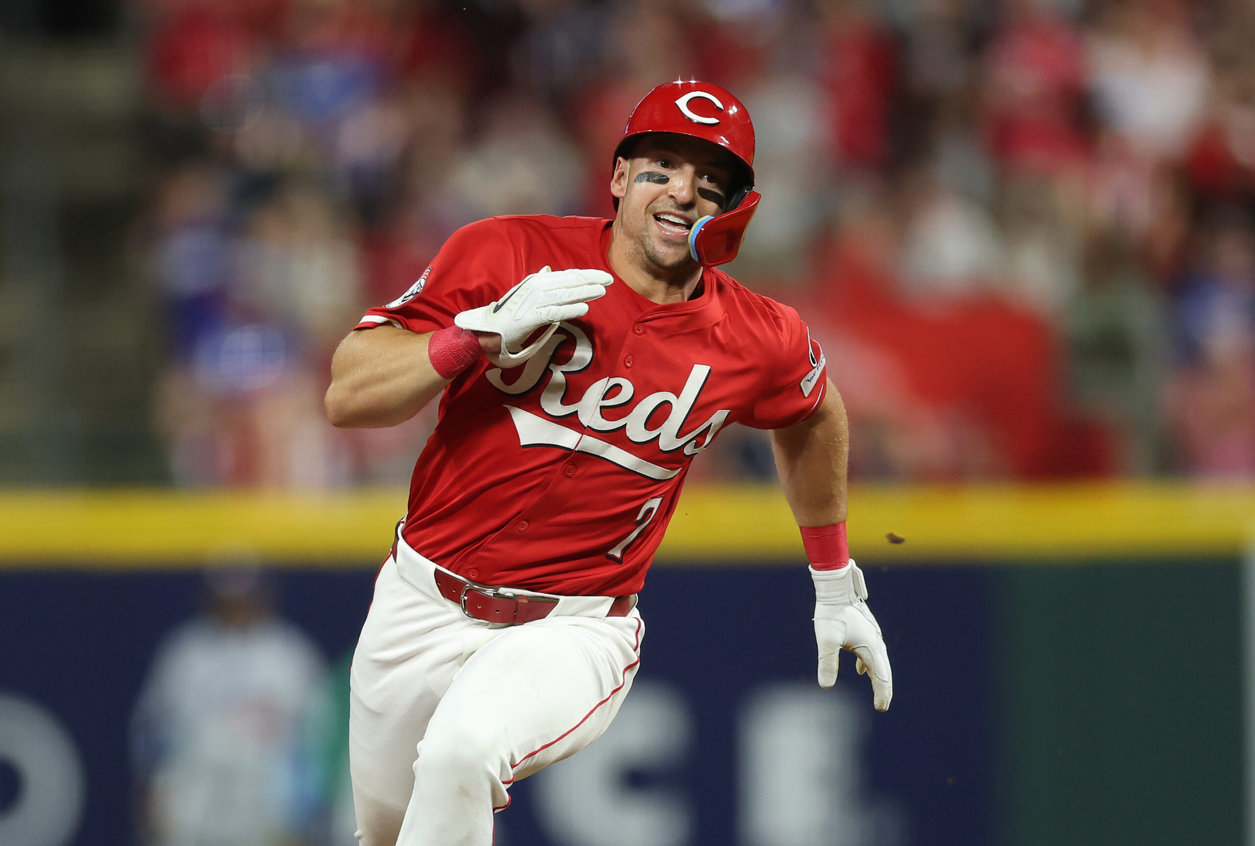 The Cincinnati Reds’ Spencer Steer runs to third base after...
