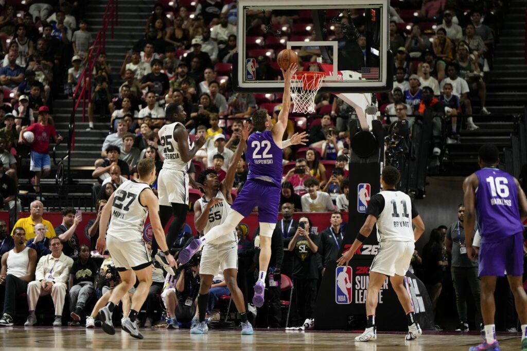 Utah Jazz forward Kyle Filipowski (22) scores against the San Antonio Spurs during the second half in a NBA basketball game at the Thomas & Mack Center.