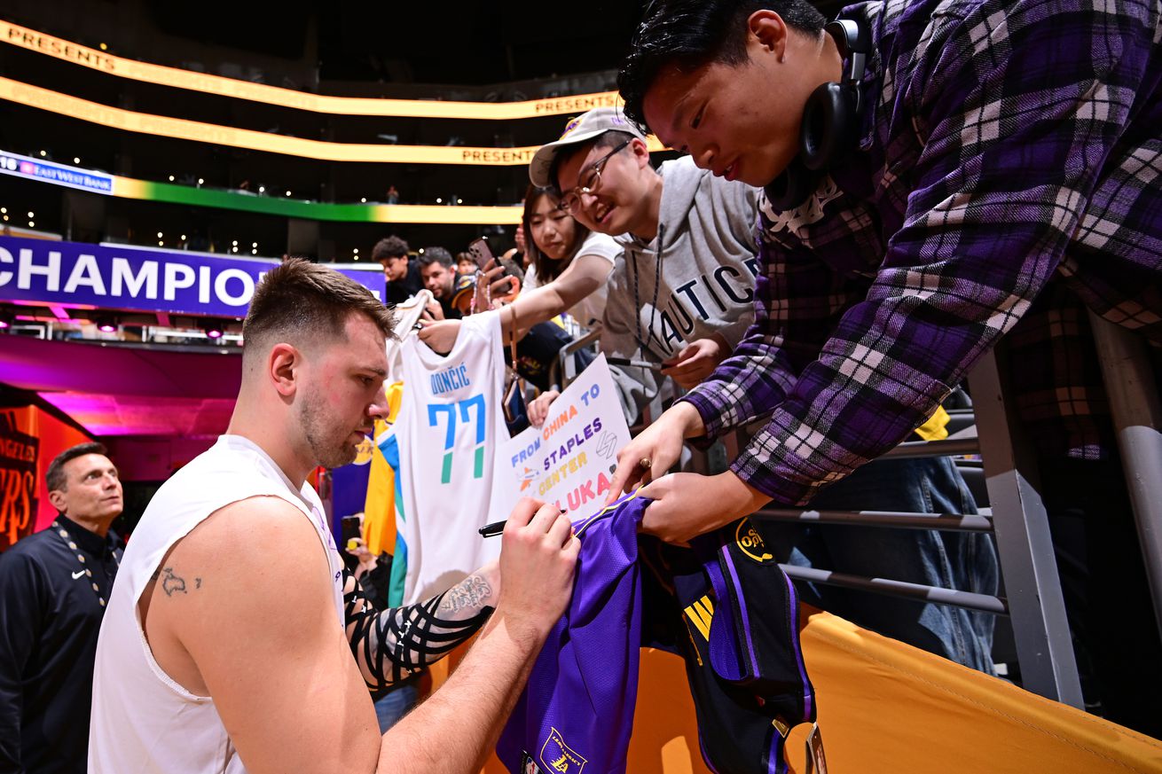Golden State Warriors v Los Angeles Lakers