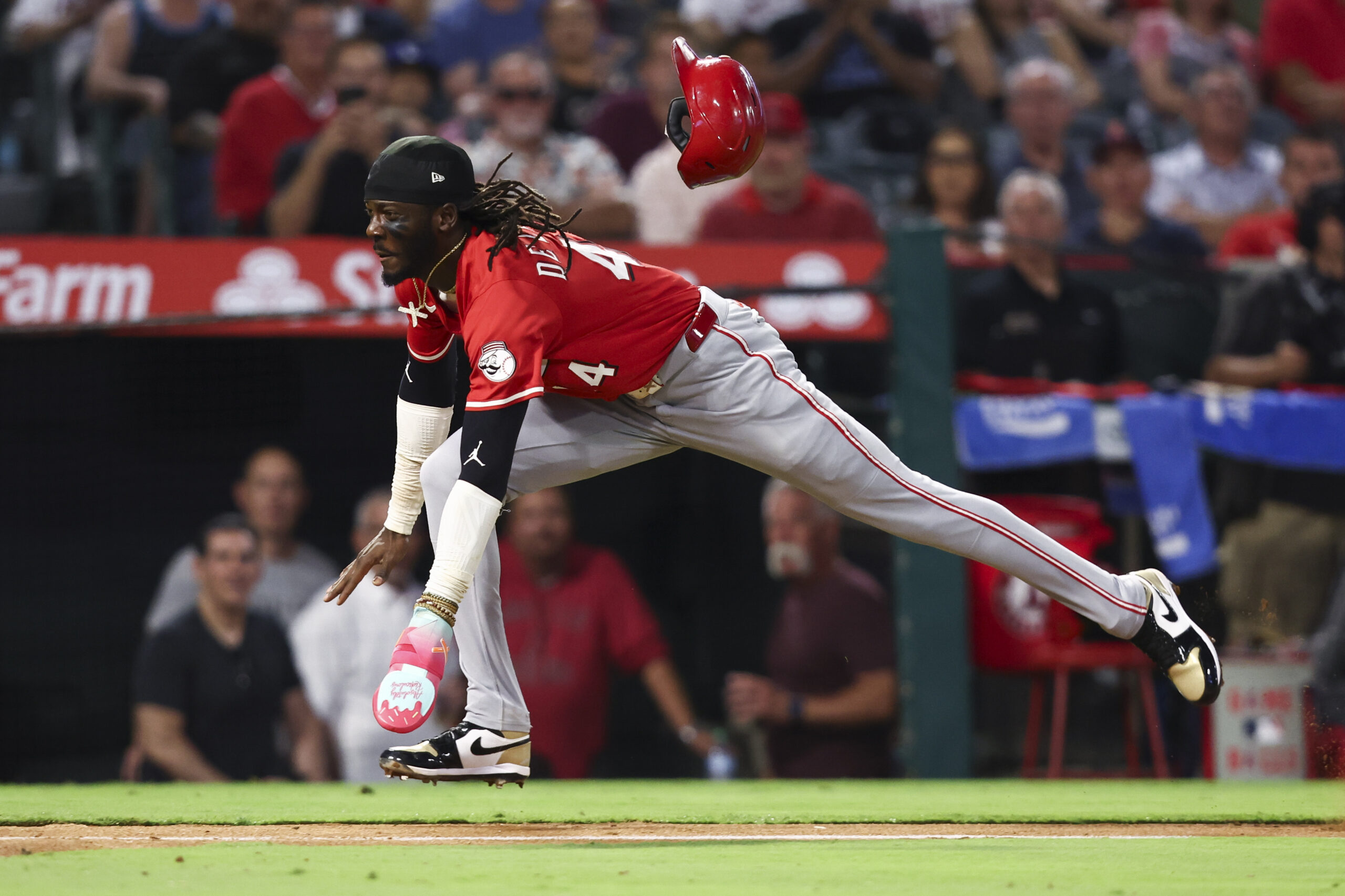 The Cincinnati Reds’ Elly De La Cruz slides into home...