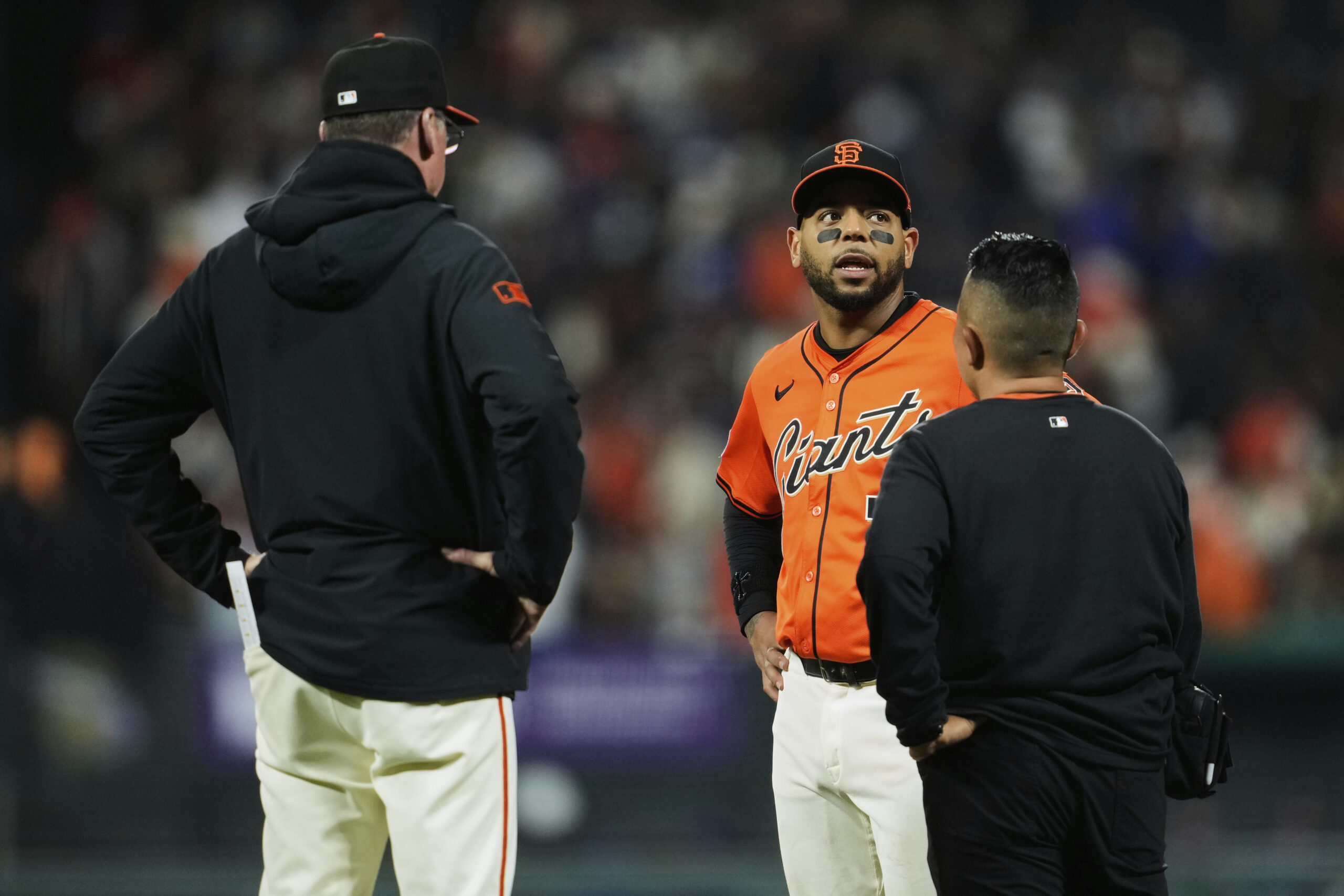San Francisco Giants first baseman Dominic Smith, center, talks to...
