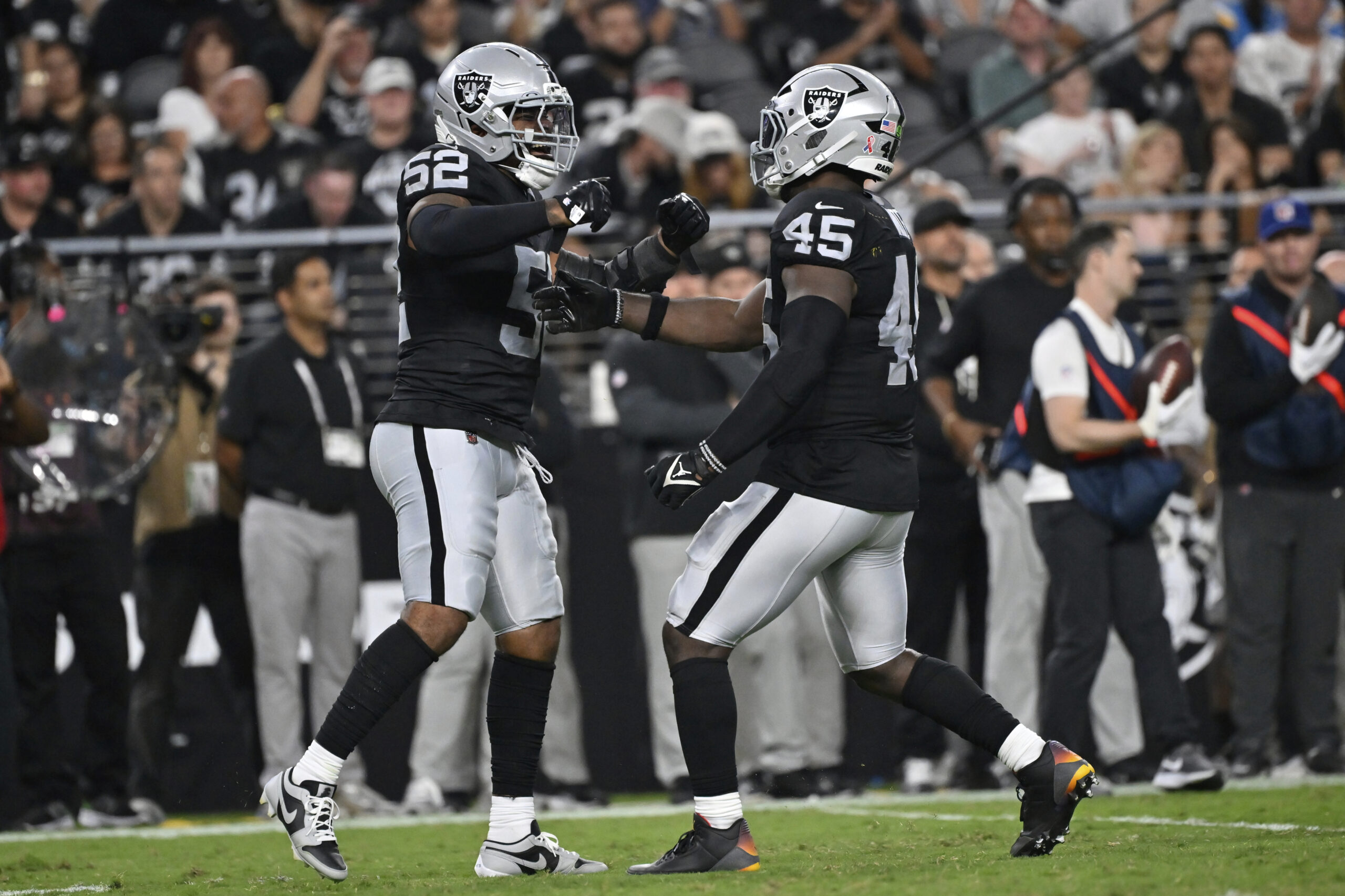 Las Vegas Raiders linebacker Elandon Roberts (52)and Las Vegas Raiders...