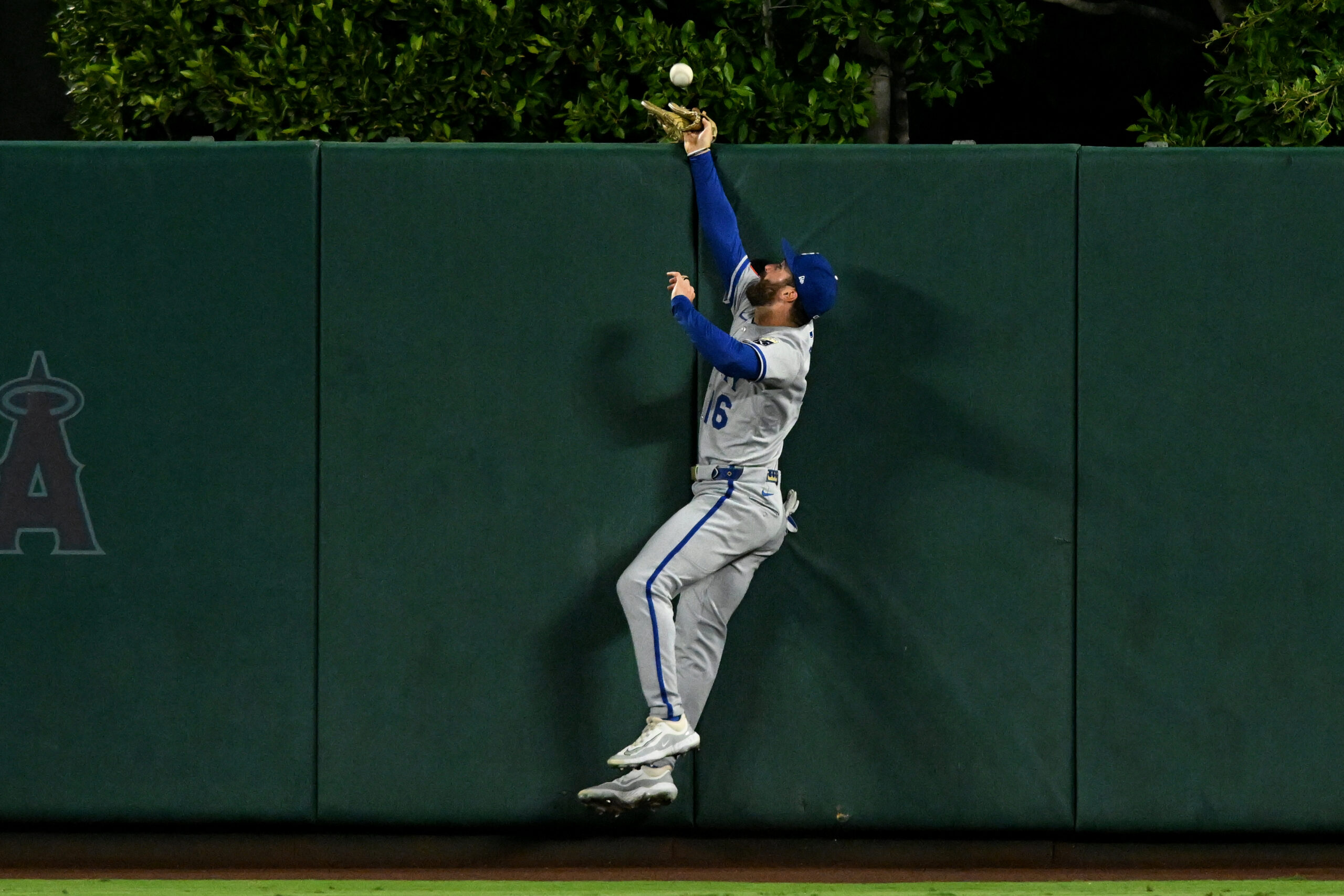 Kansas City Royals outfielder John Rave leaps but can’t make...