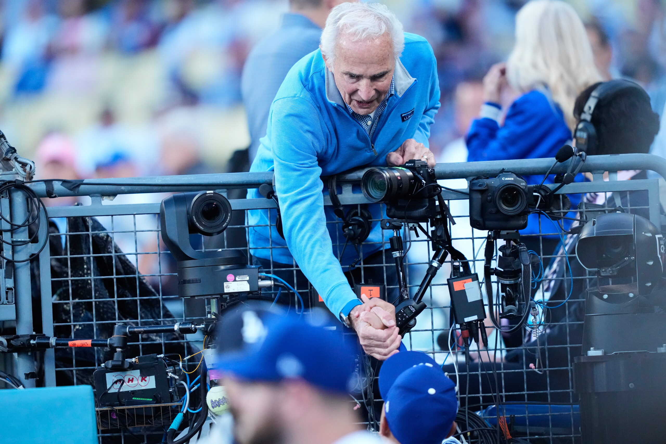 Dodgers legend Sandy Koufax, top, shakes hands with Dodgers manager...