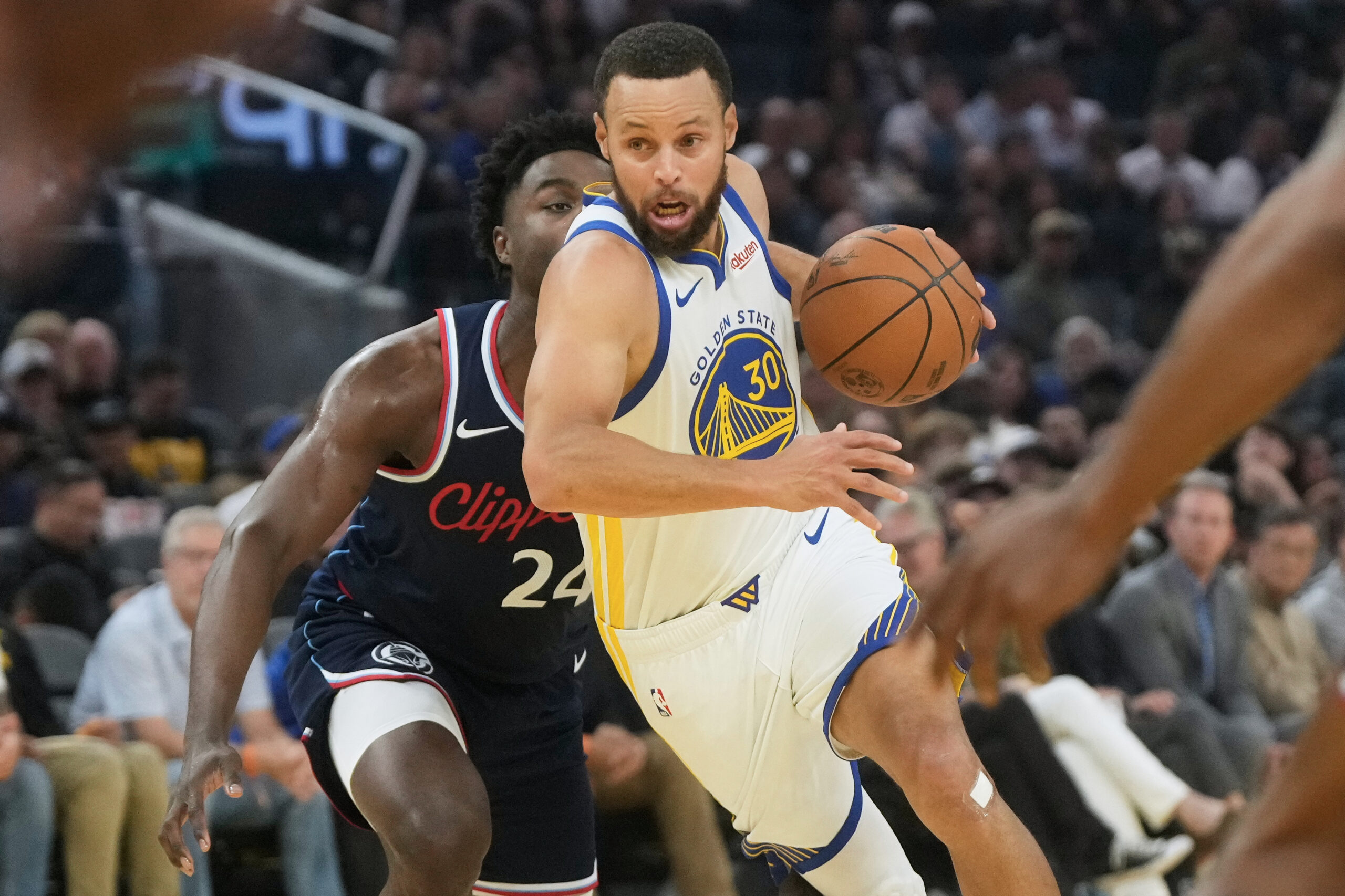 Golden State Warriors guard StepheCurry (30) drives to the basket...