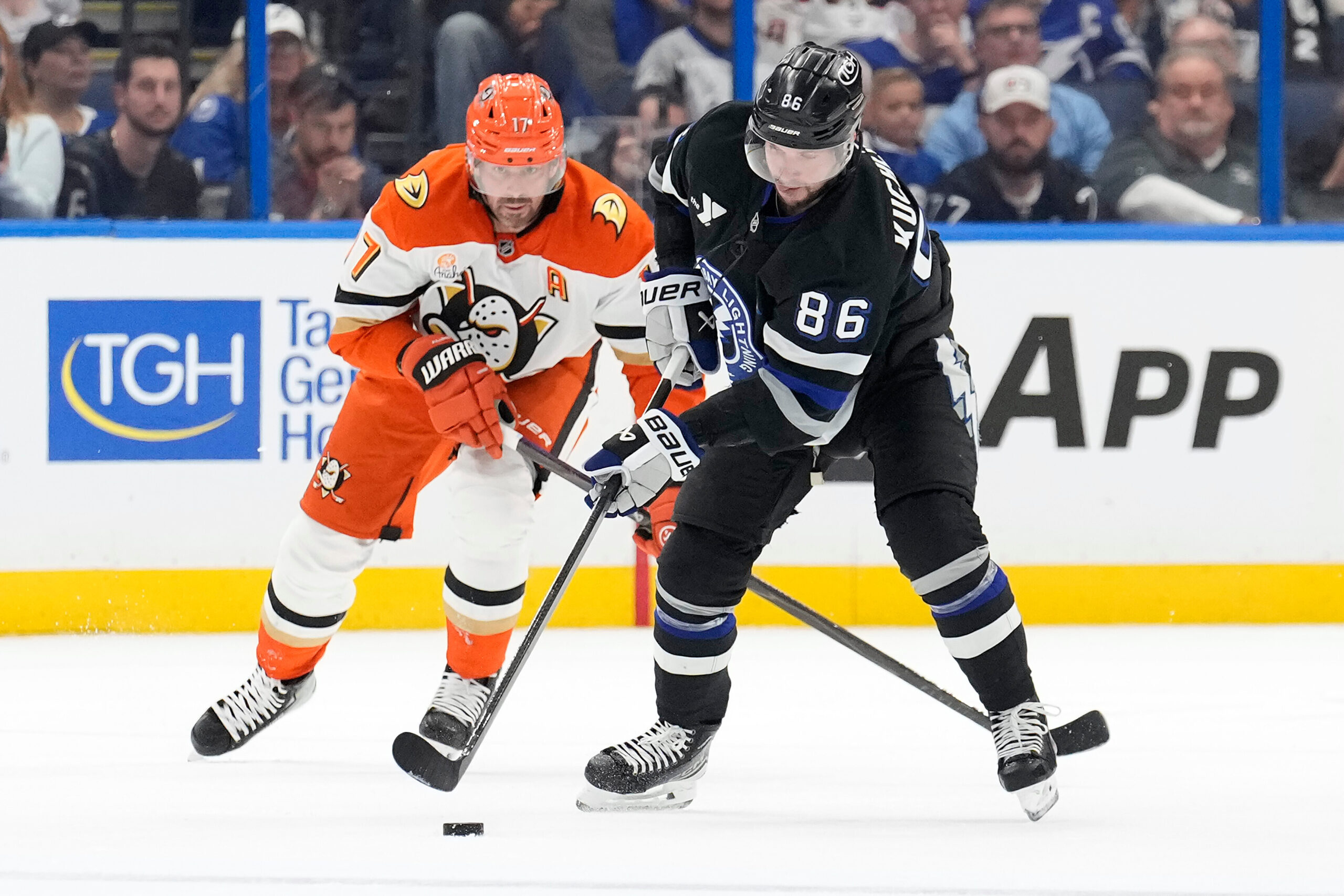 Tampa Bay Lightning right wing Nikita Kucherov (86) controls the...
