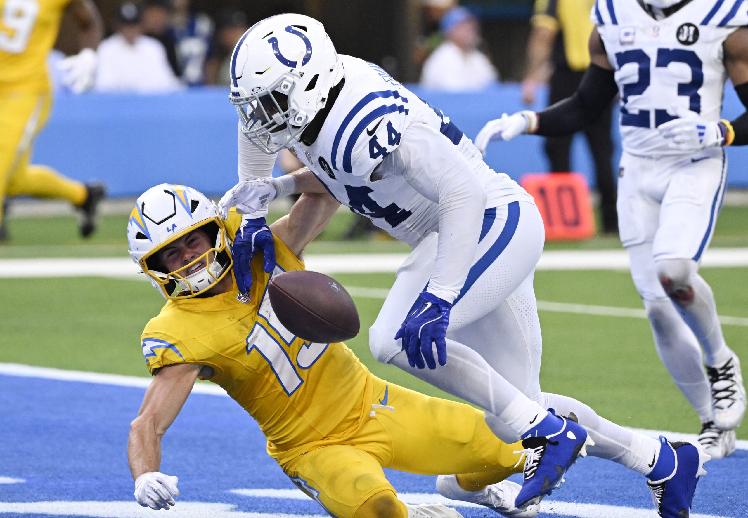 Outside linebacker Zaire Franklin #44 of the Indianapolis Colts knocks...