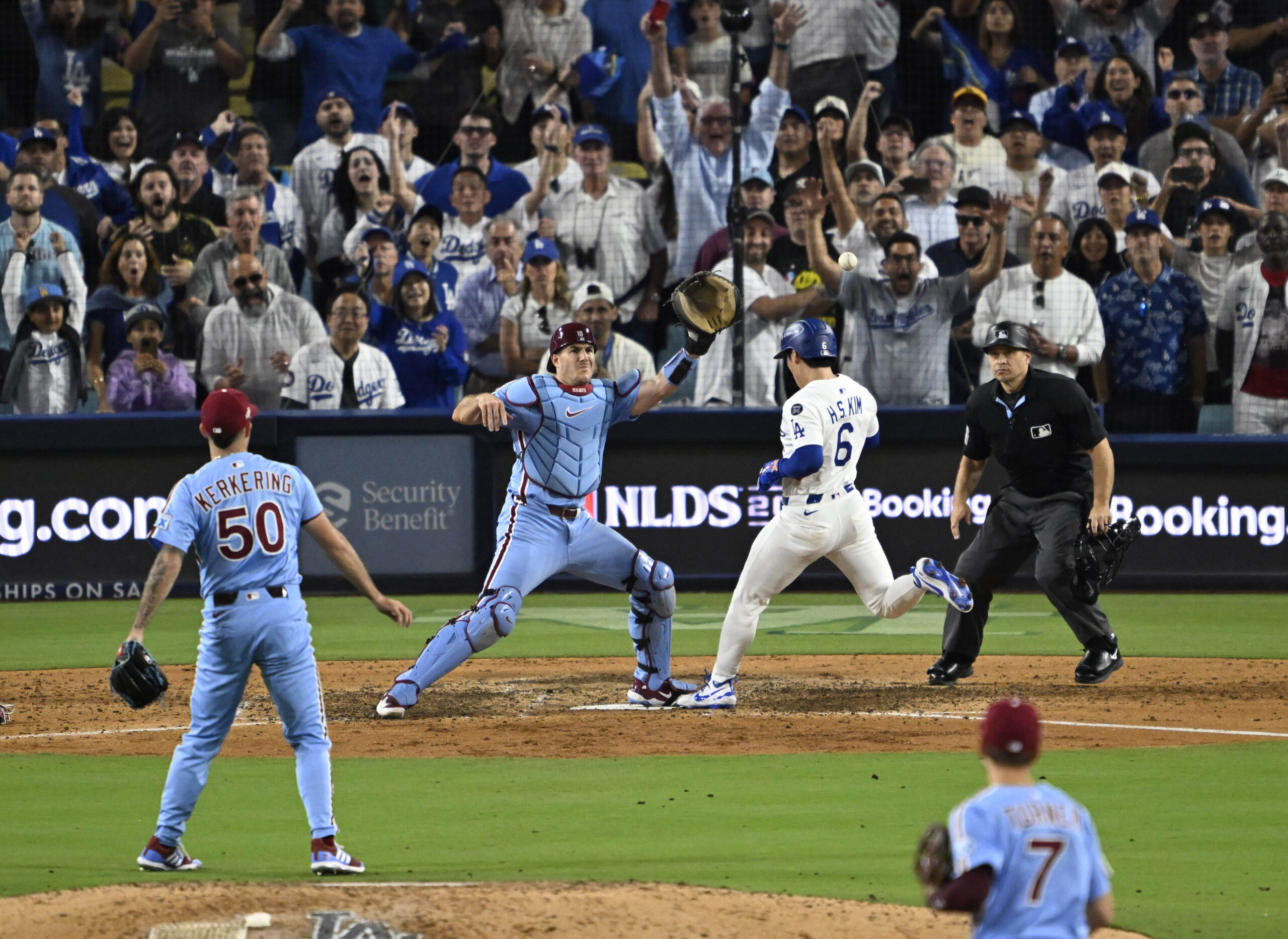 Hyeseong Kim #6 of the Los Angeles Dodgers scores the...