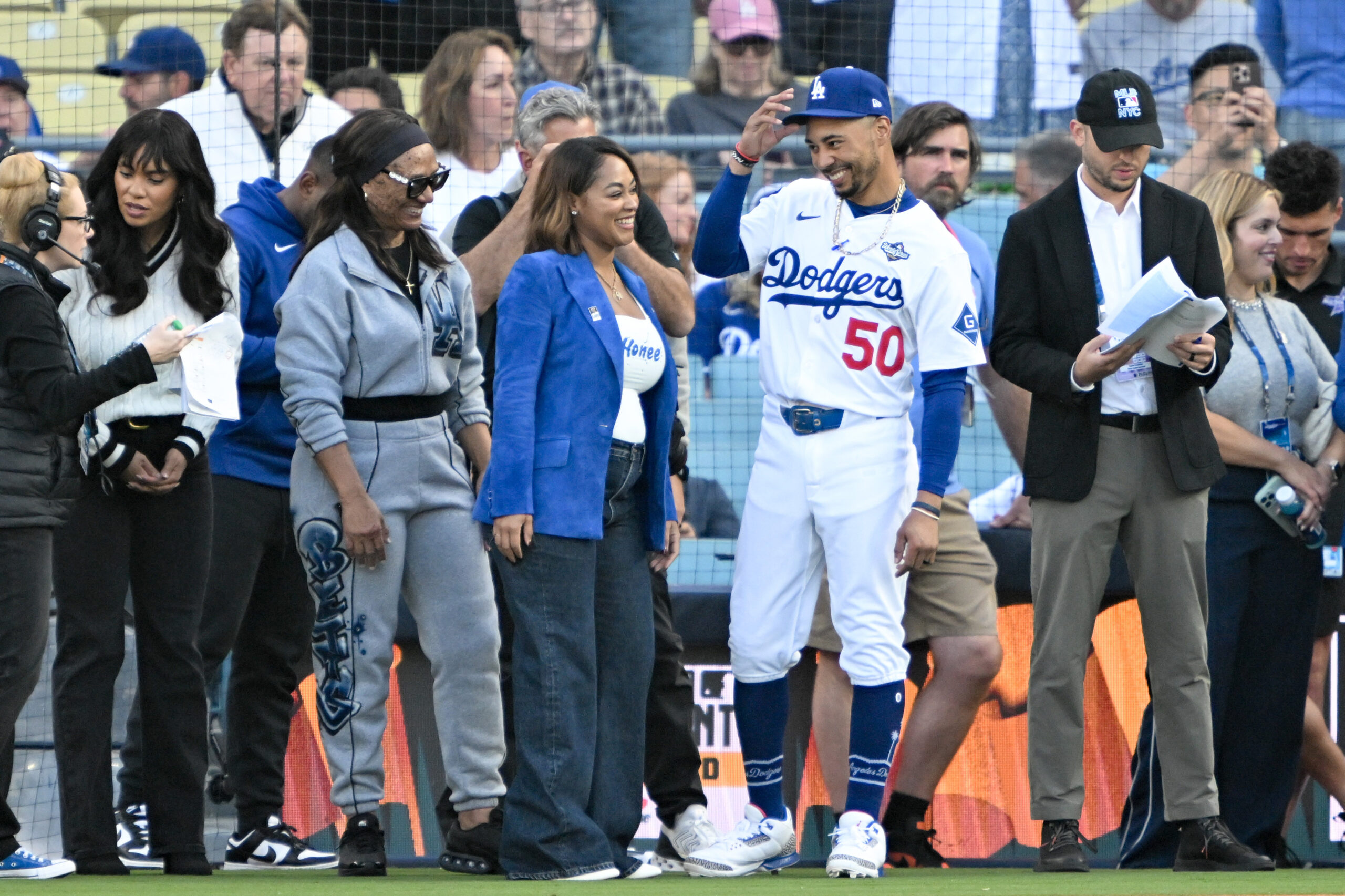 Dodgers shortstop Mookie Betts (50) receives the 2025 Roberto Clemente...