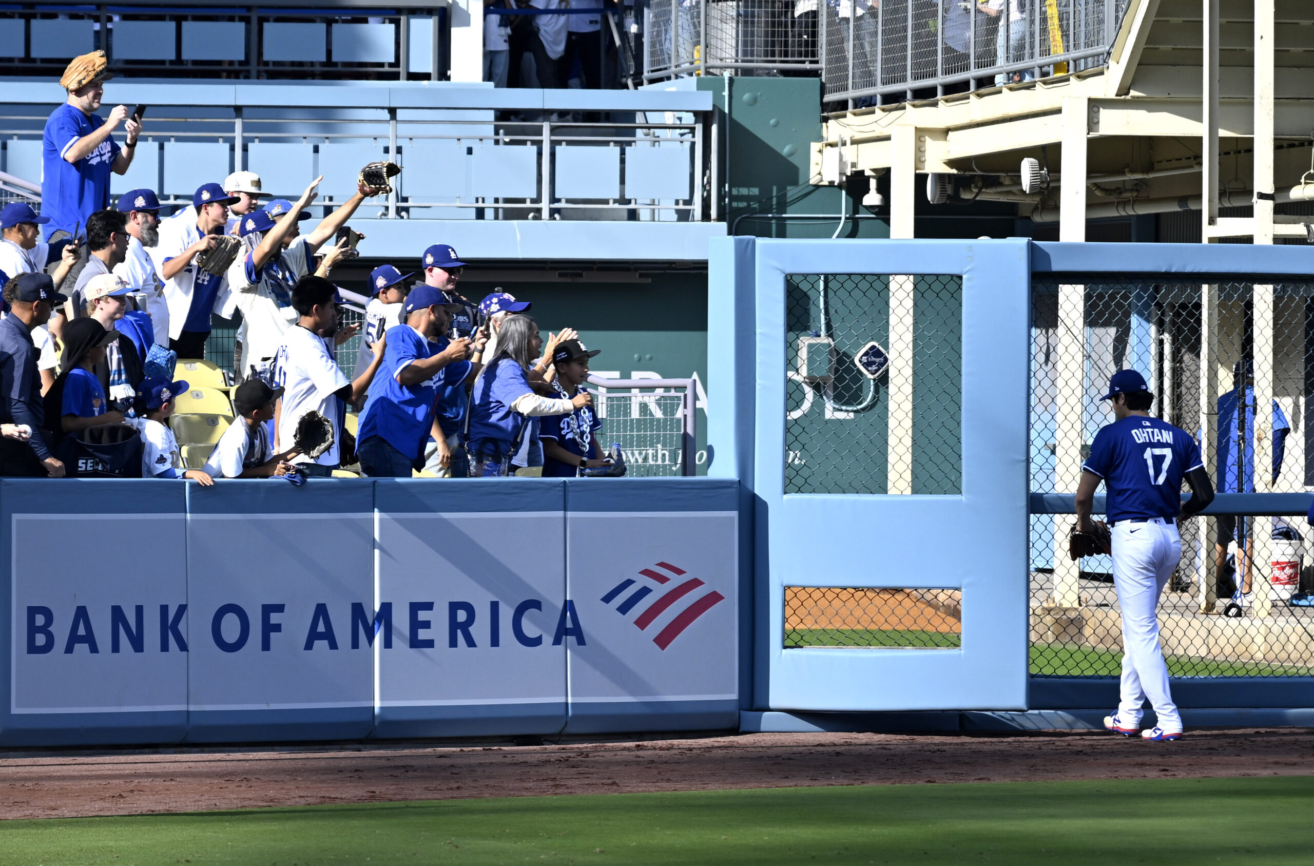 Dodgers fans cheer as two-way star Shohei Ohtani (17) makes...