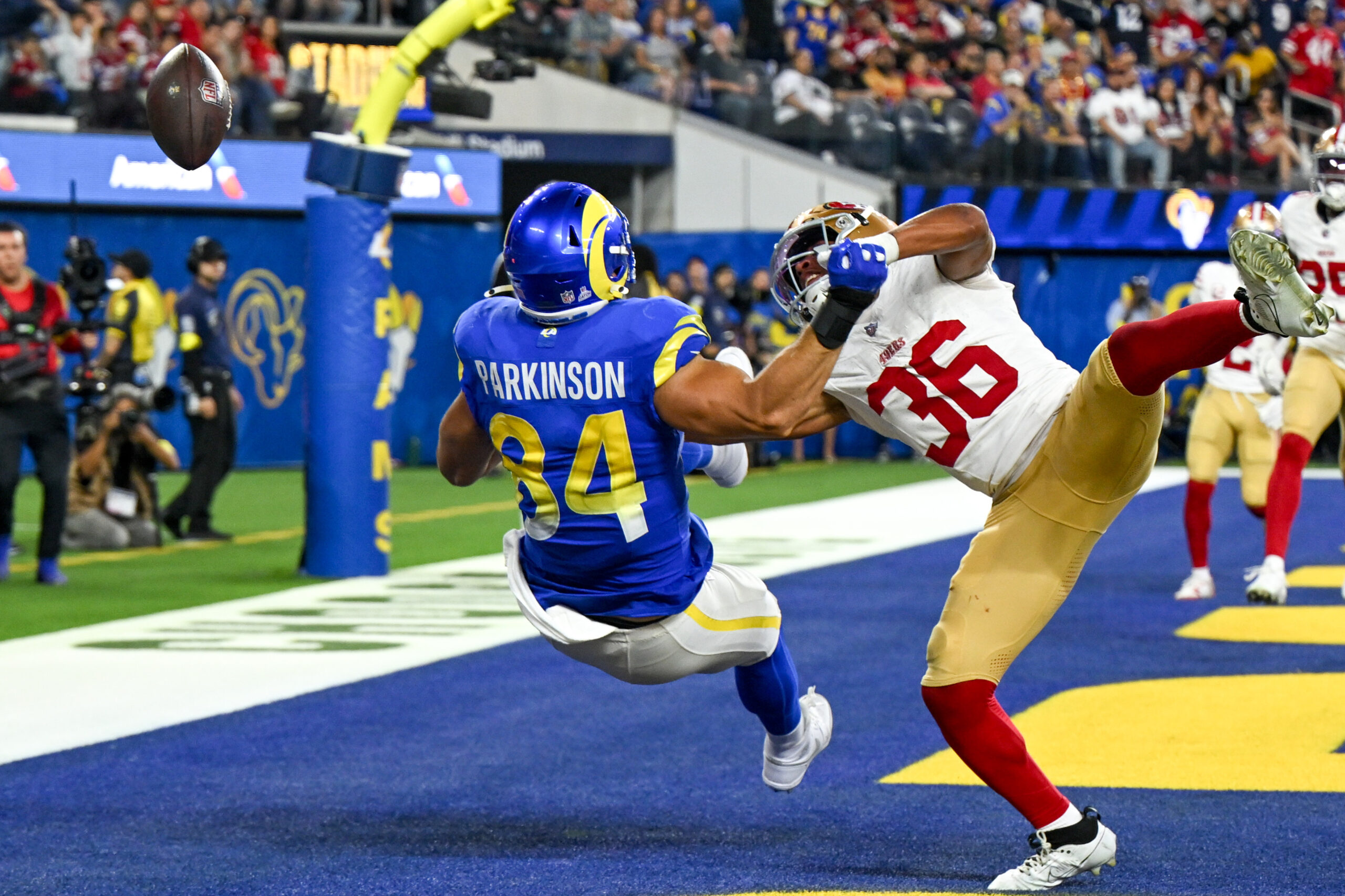 49ers Marques Sigle (36) breaks up a pass intended for...