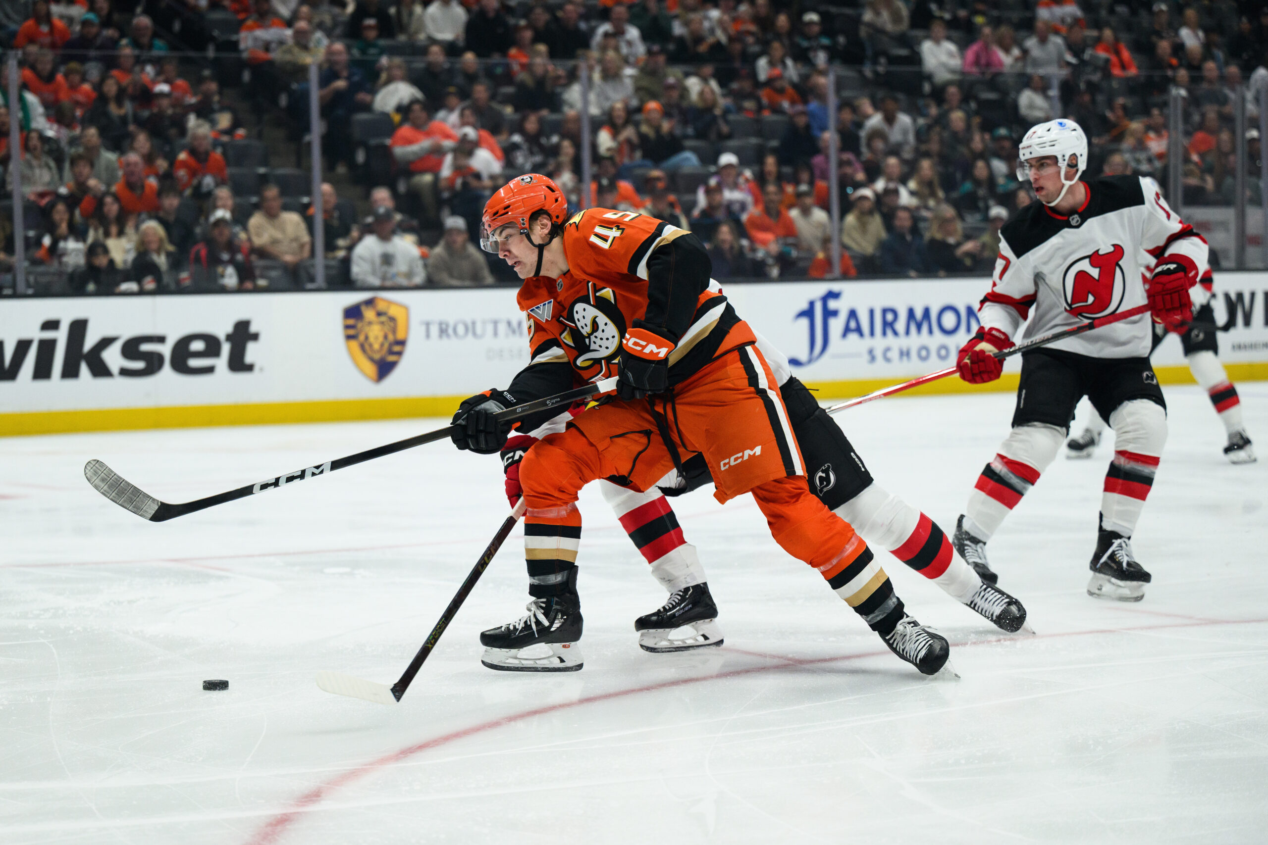 Ducks right wing Beckett Sennecke (45) looks to shoot the...