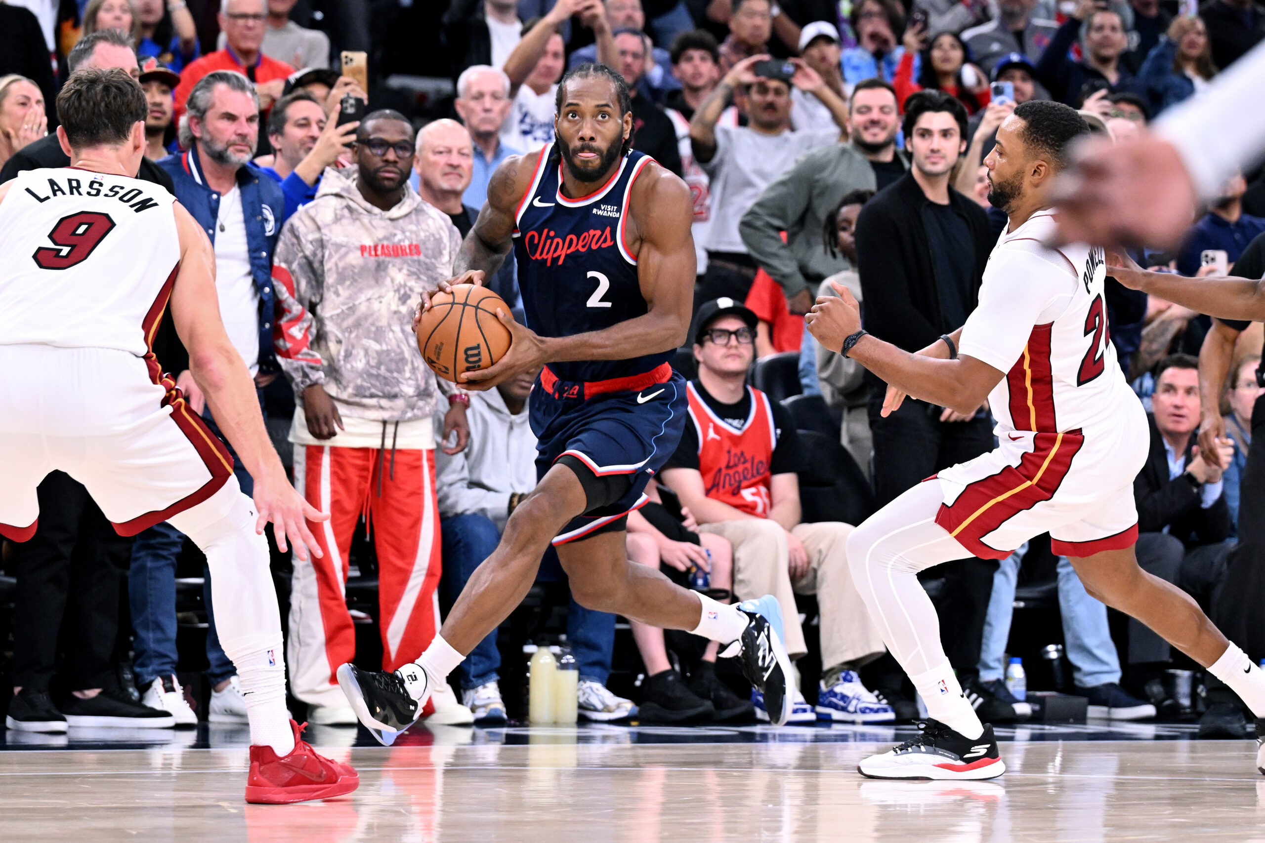 Clippers forward Kawhi Leonard prepares to take a last second...