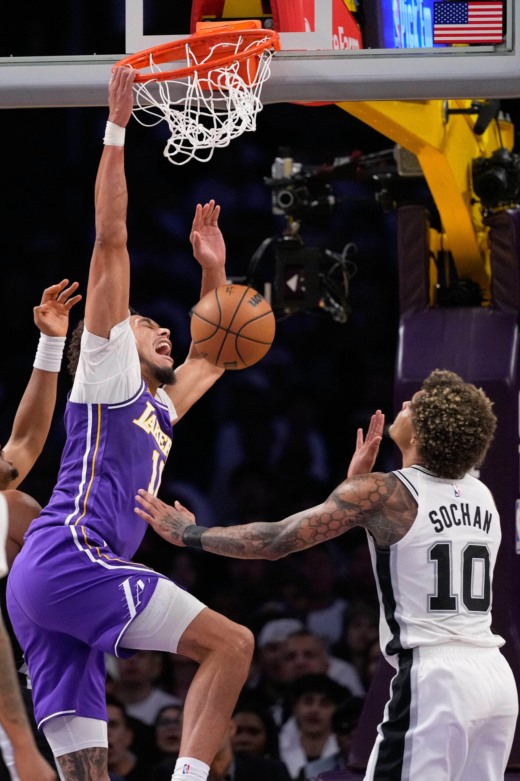 Lakers center Jaxson Hayes, left, dunks as San Antonio Spurs...