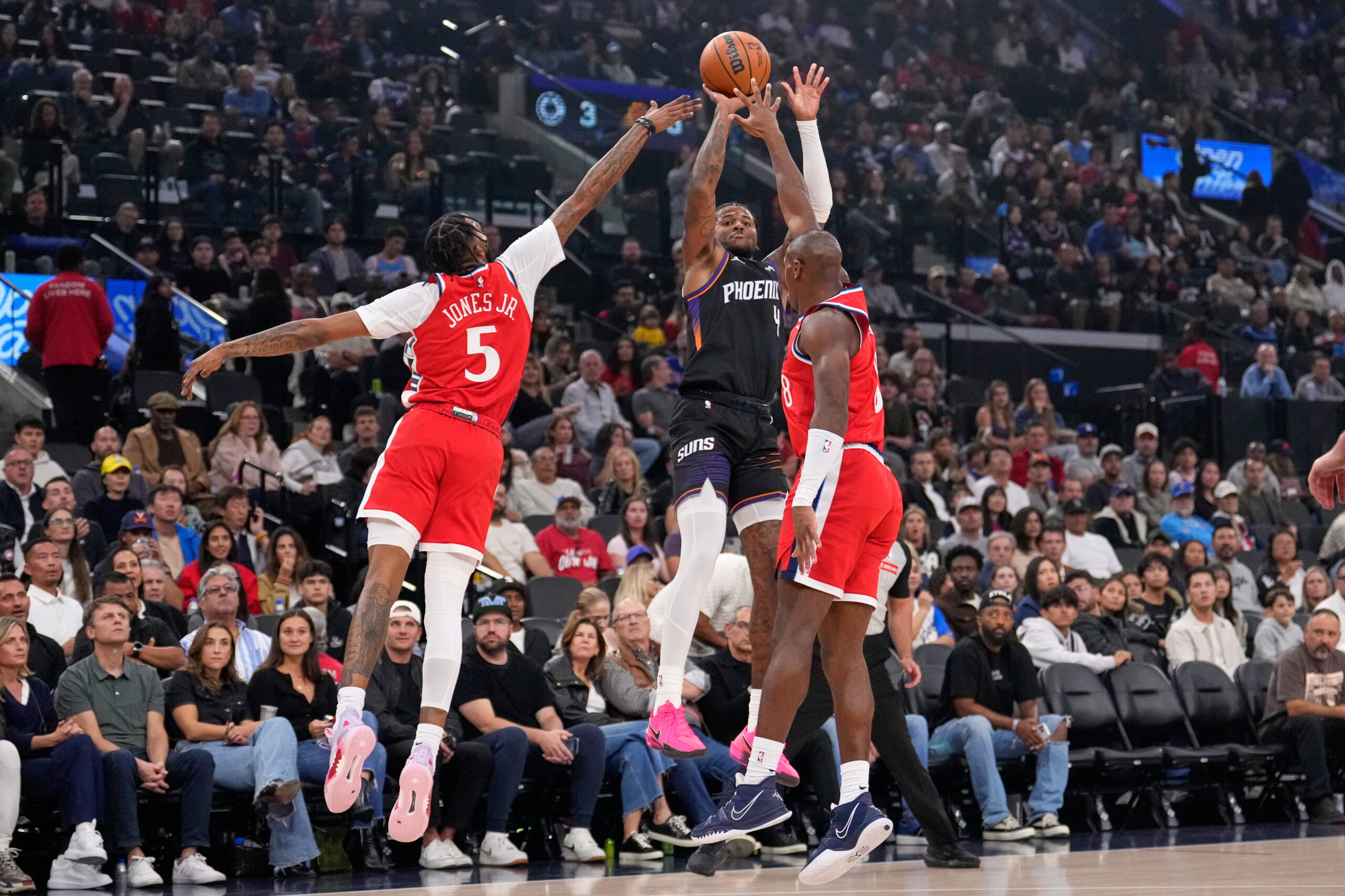 Phoenix Suns guard Jalen Green, center, shoots as Clippers forward...