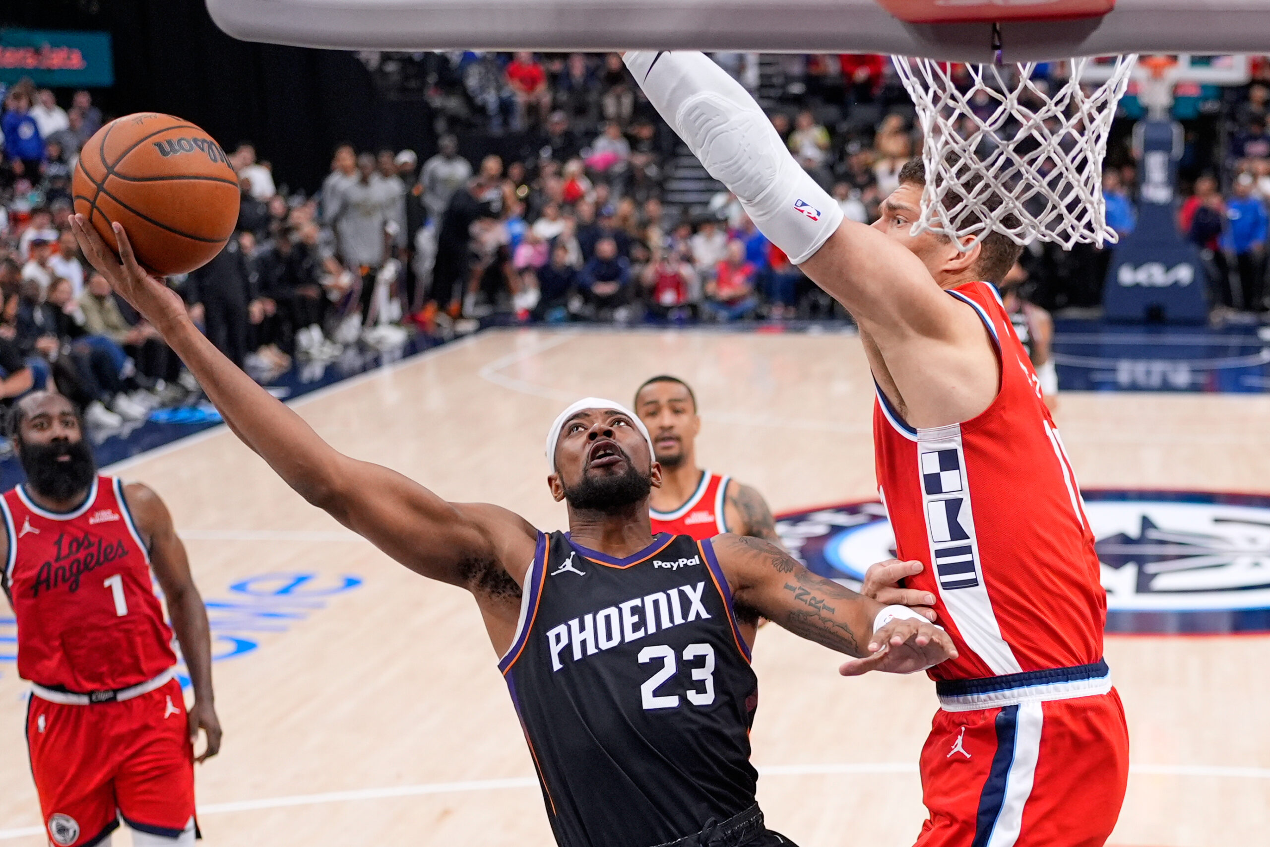 Phoenix Suns guard Jordan Goodwin, center, shoots as Clippers center...