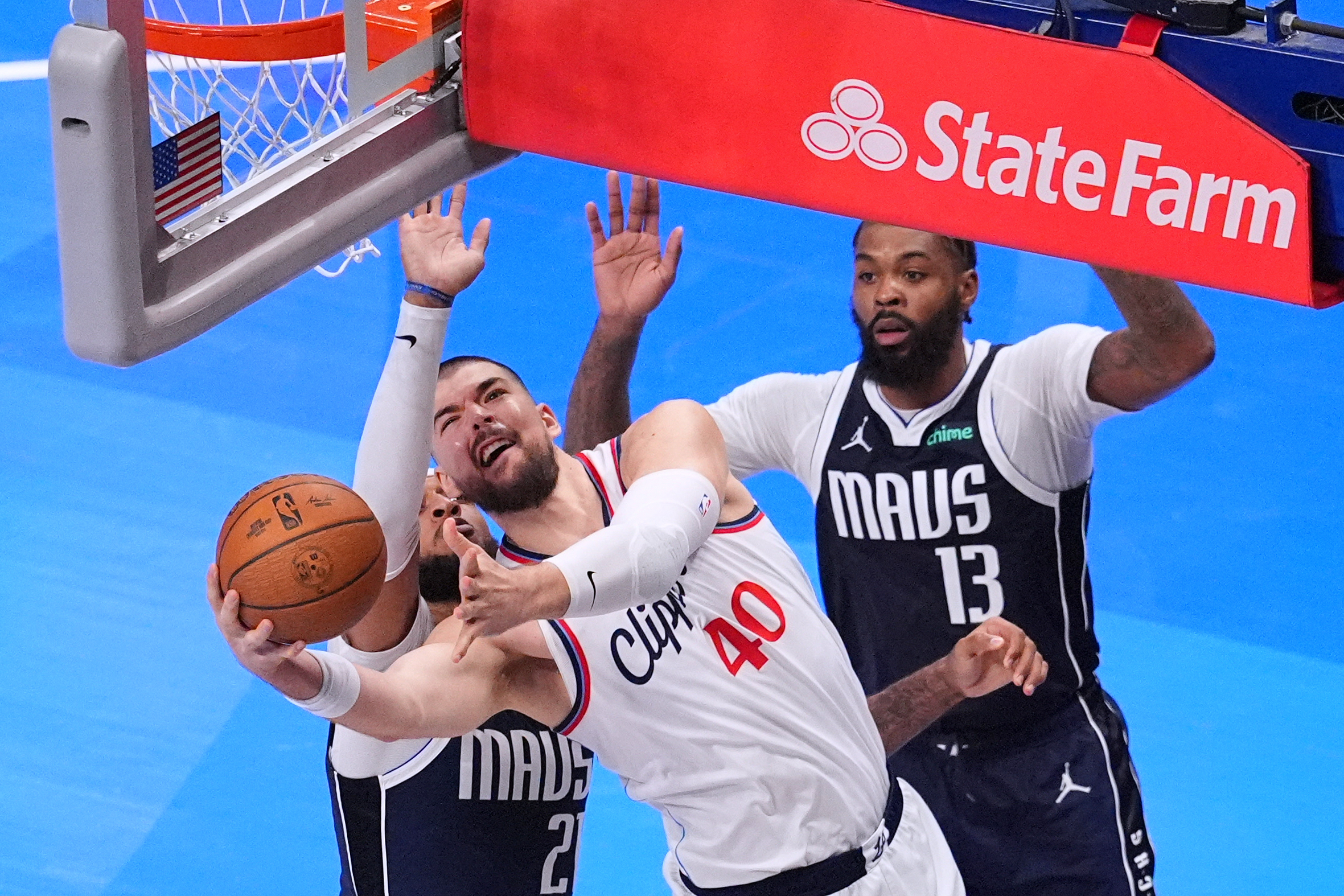 Clippers center Ivica Zubac (40) goes up for a basket...