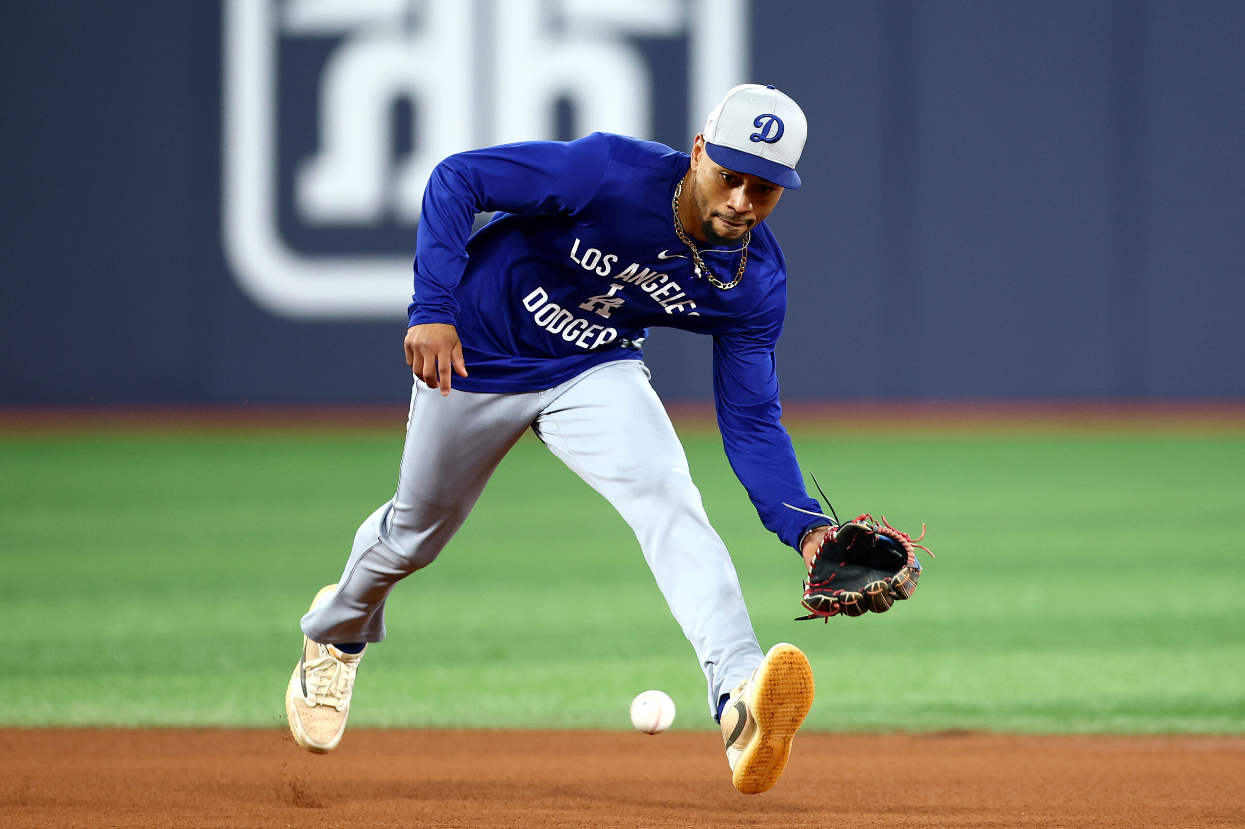 Dodgers shortstop Mookie Betts warms up before Game 7 of...