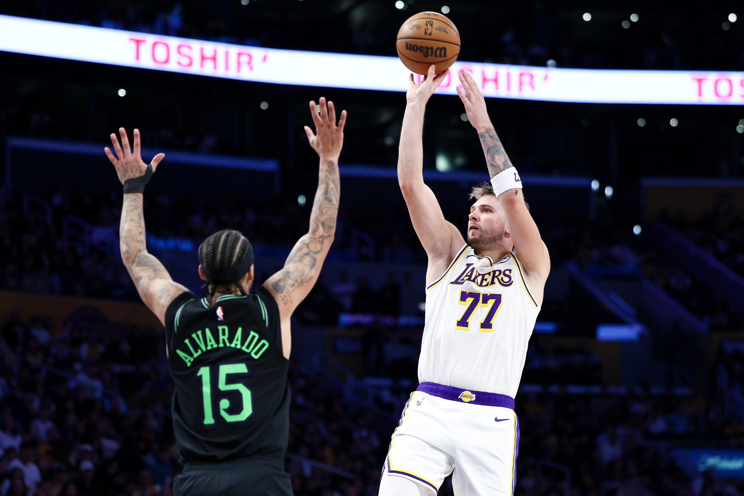 Lakers guard Luka Doncic (77) shoots against New Orleans Pelicans...