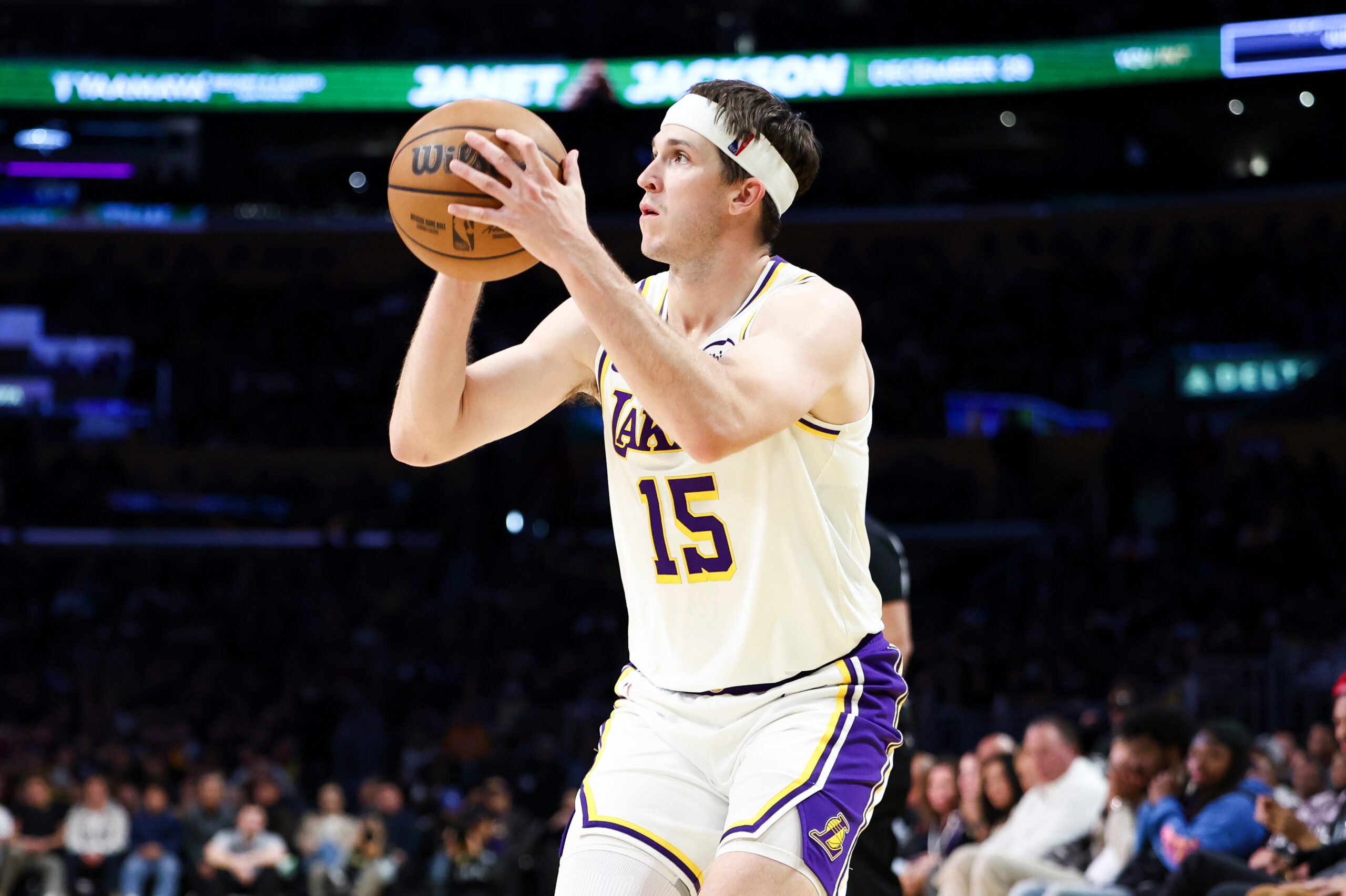 Lakers guard Austin Reaves (15) shoots against the New Orleans...