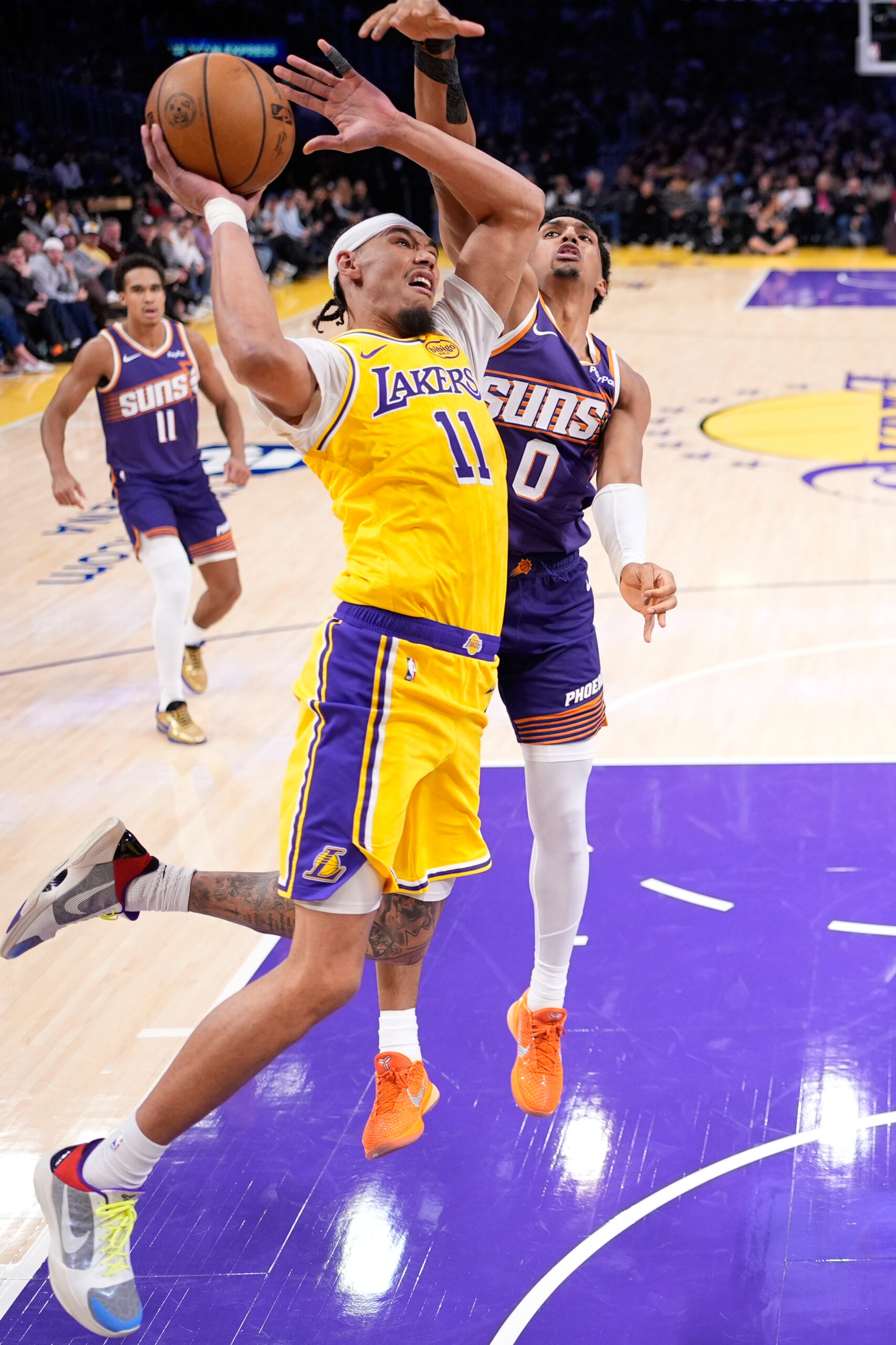 Lakers center Jaxson Hayes, left shoots as Phoenix Suns forward...