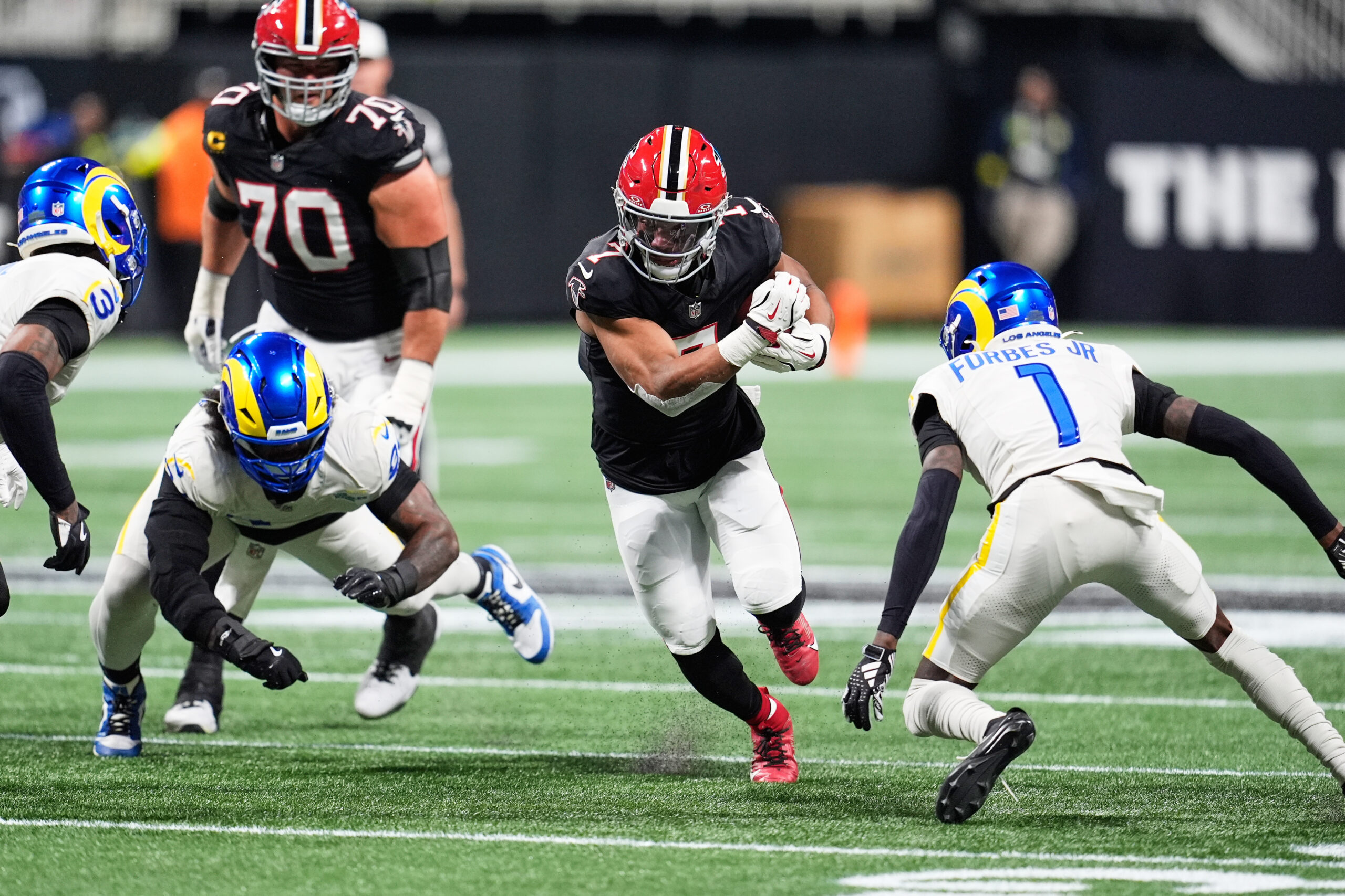 Atlanta Falcons running back Bijan Robinson (7) caries against Los...