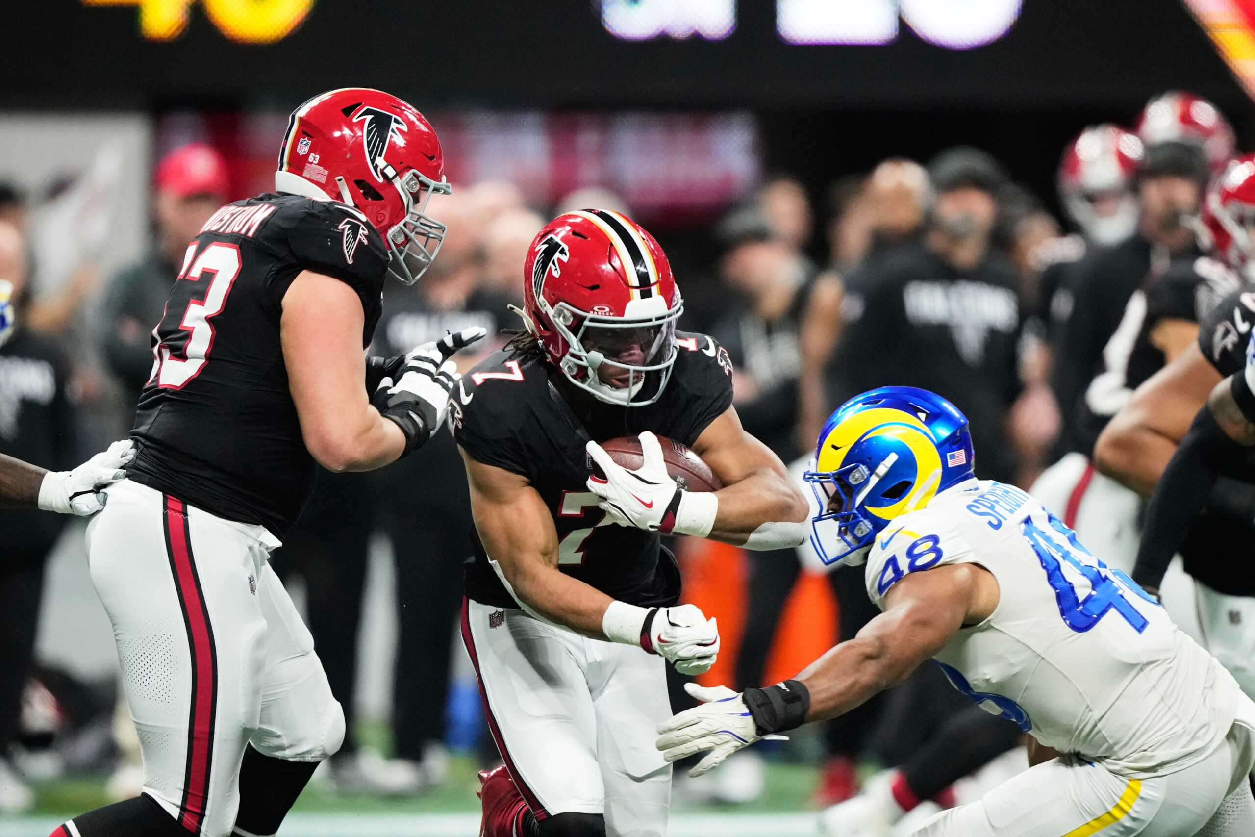 Atlanta Falcons running back Bijan Robinson (7) carries against Los...