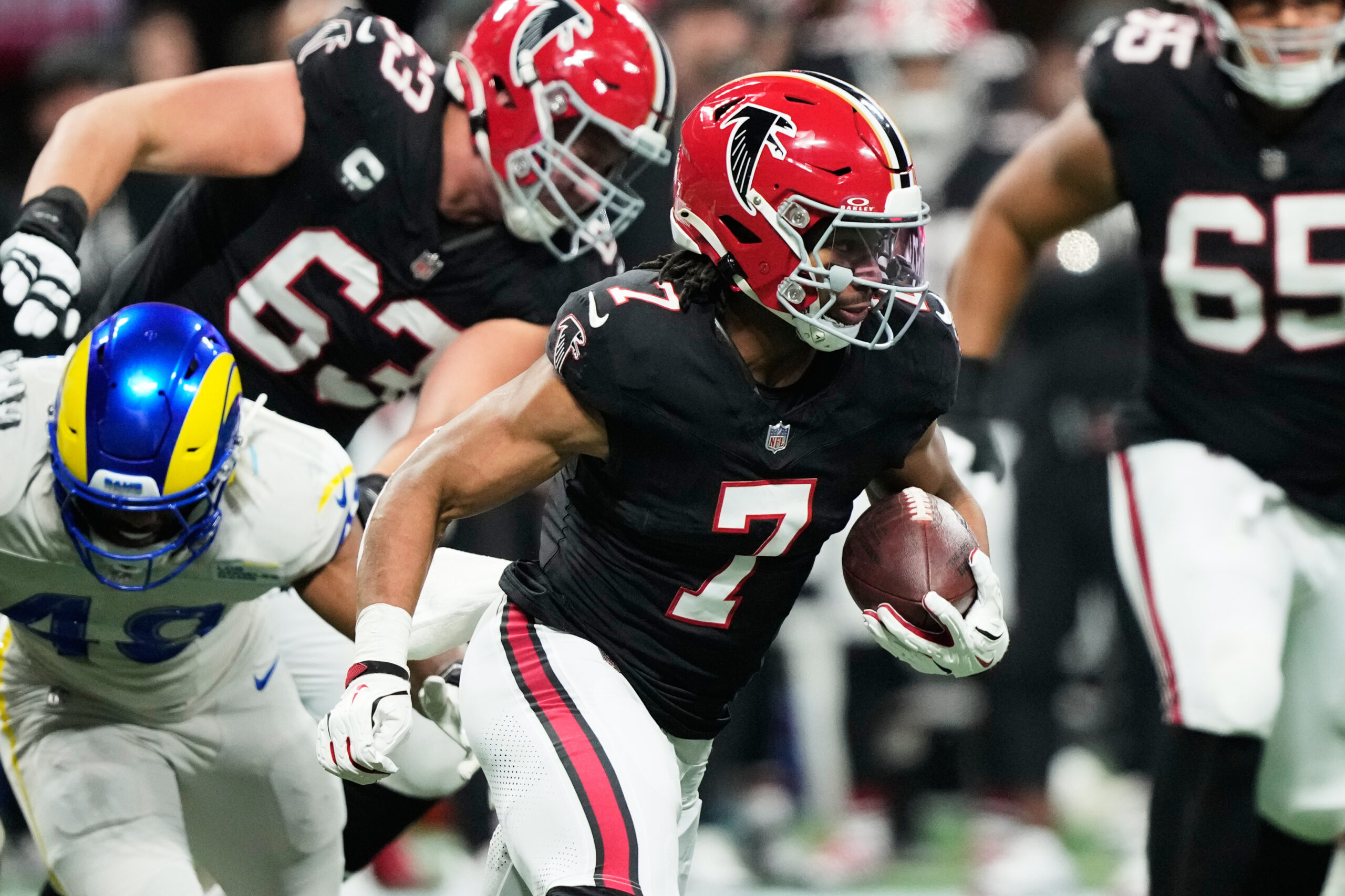 Atlanta Falcons running back Bijan Robinson (7) carries against the...