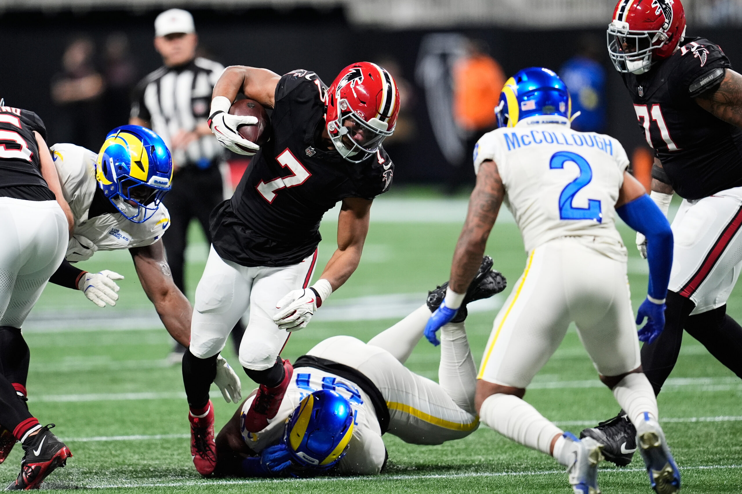 Atlanta Falcons running back Bijan Robinson (7) carries against Los...