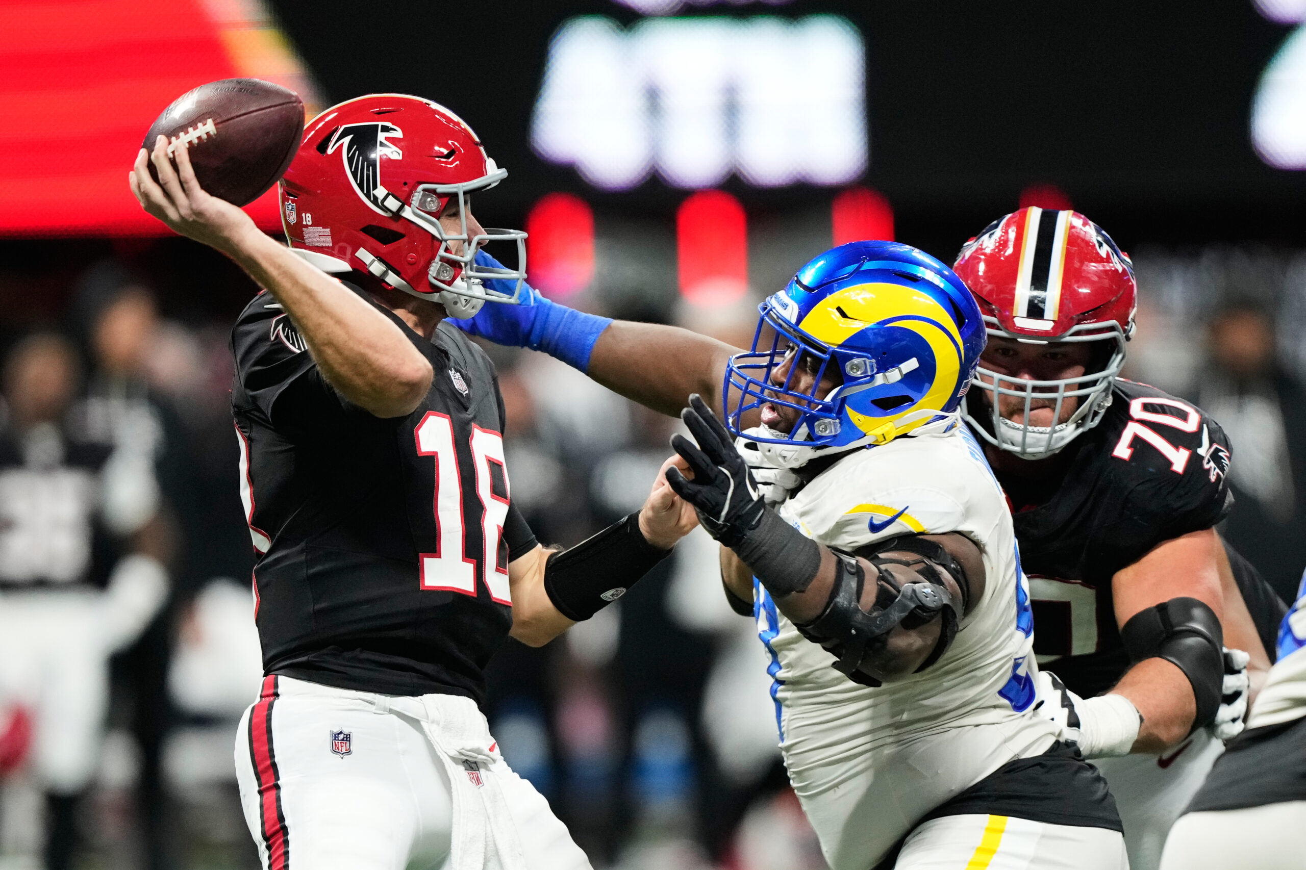 Atlanta Falcons quarterback Kirk Cousins (18)passes under pressure from Los...