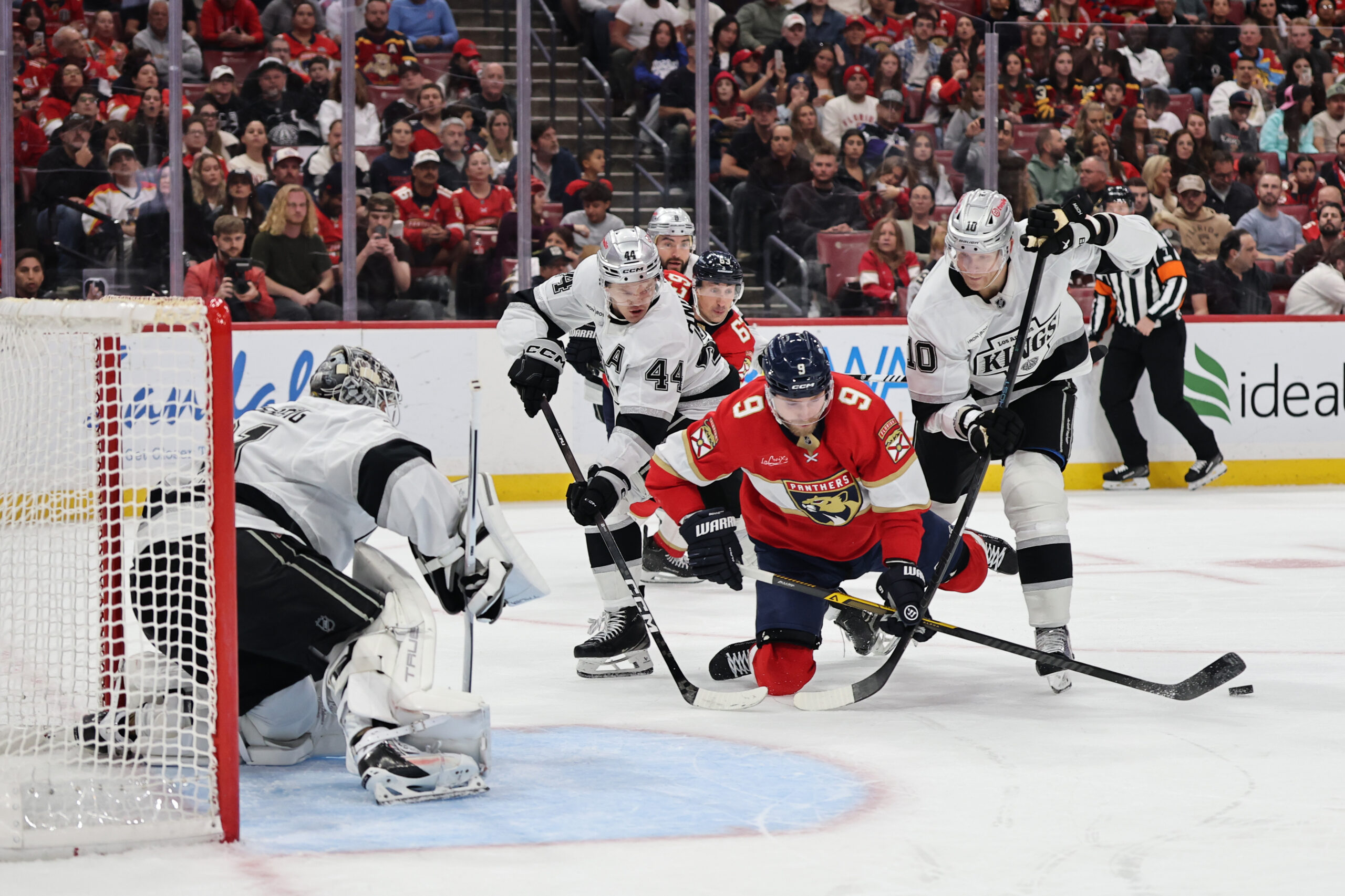 The Florida Panthers’ Sam Bennett (9) battles the Kings’ Corey...