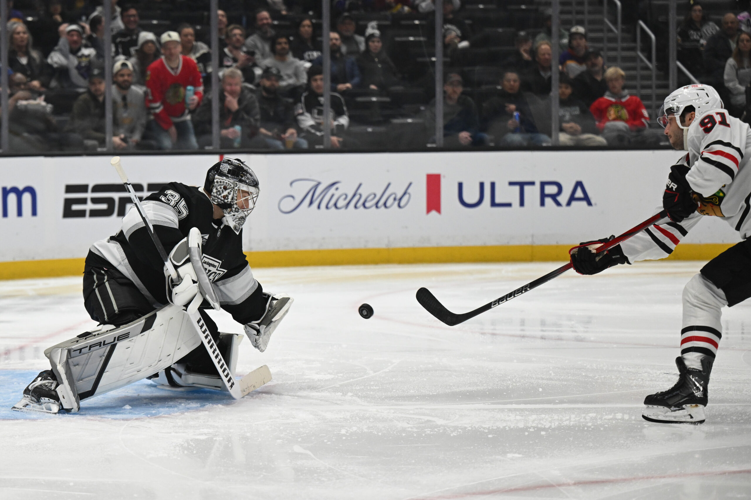 Blackhawks Frank Nazar (91) takes a shot on Kings goalie...