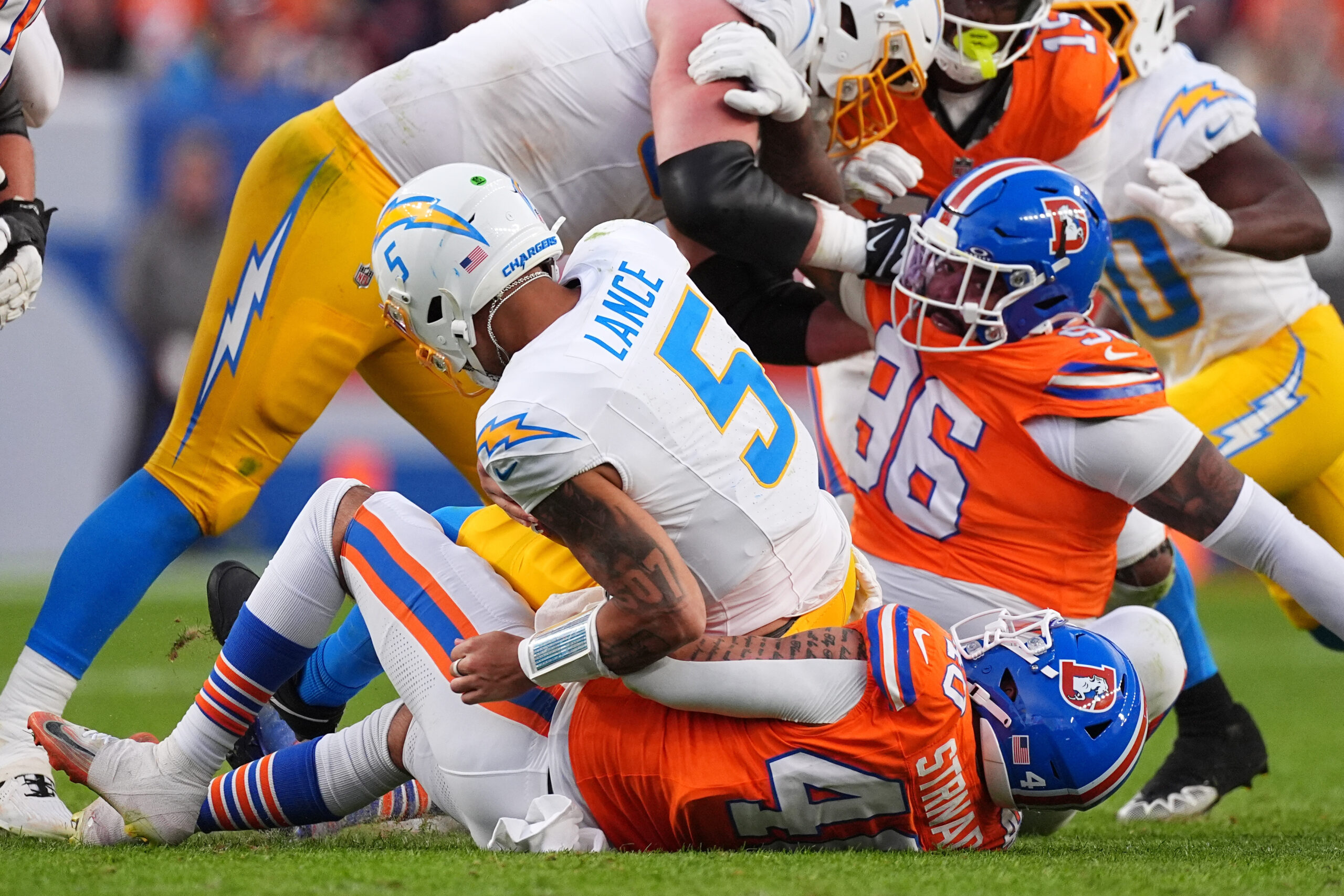 Denver Broncos linebacker Justin Strnad (40) sacks Los Angeles Chargers...