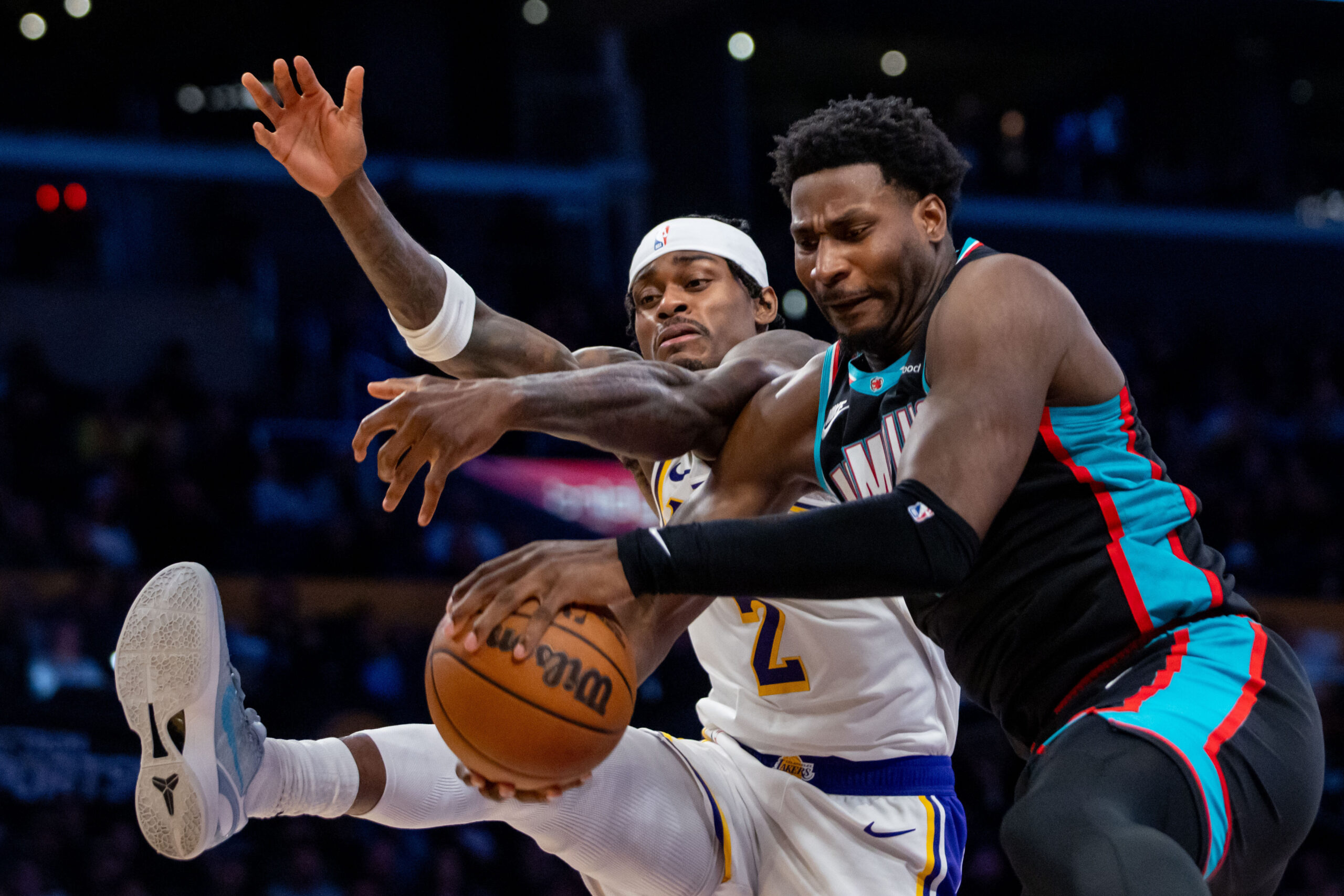 Lakers forward Jarred Vanderbilt (2) and Memphis Grizzlies forward Jaren...