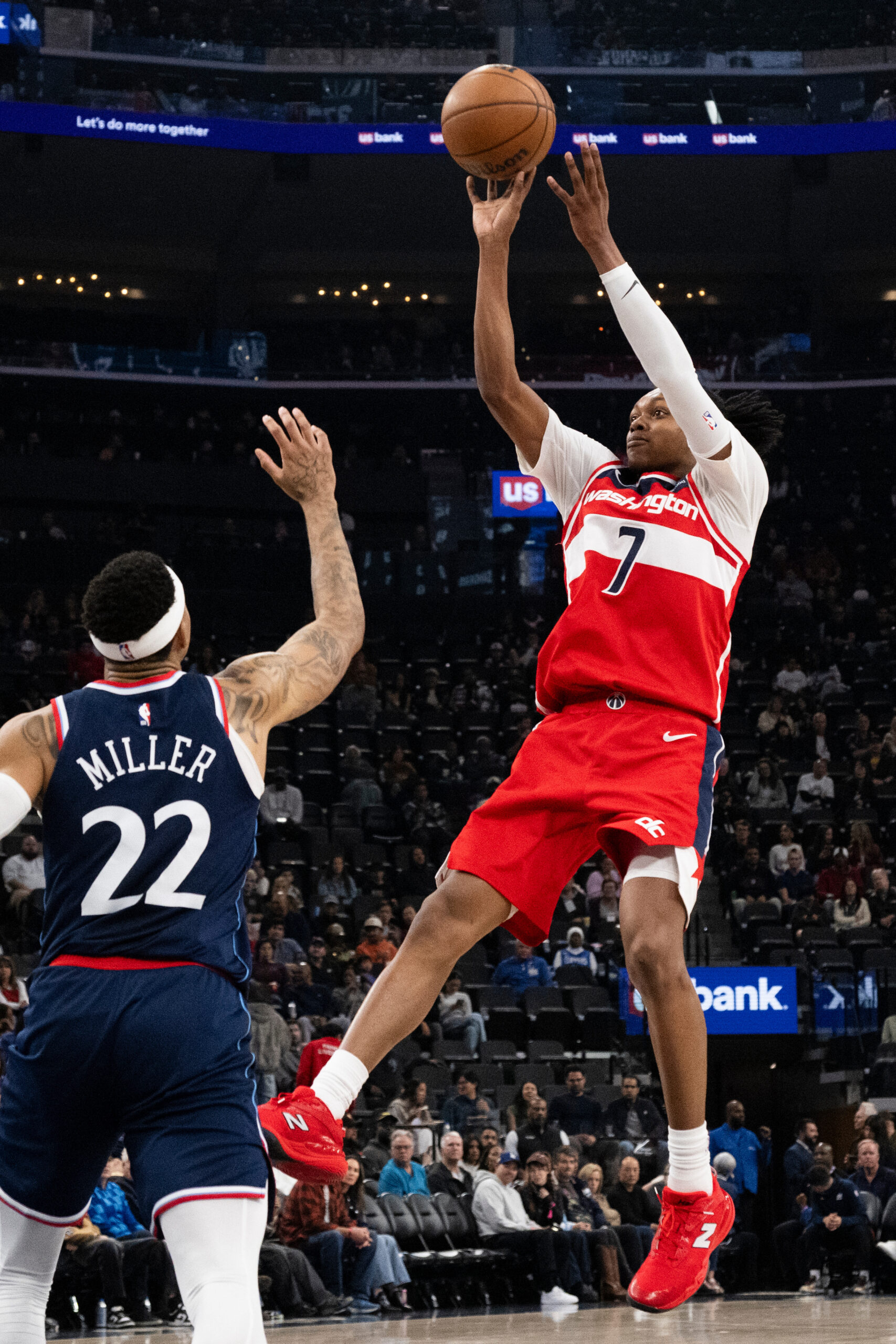 Washington Wizards guard Bub Carrington shoots in front of Clippers...