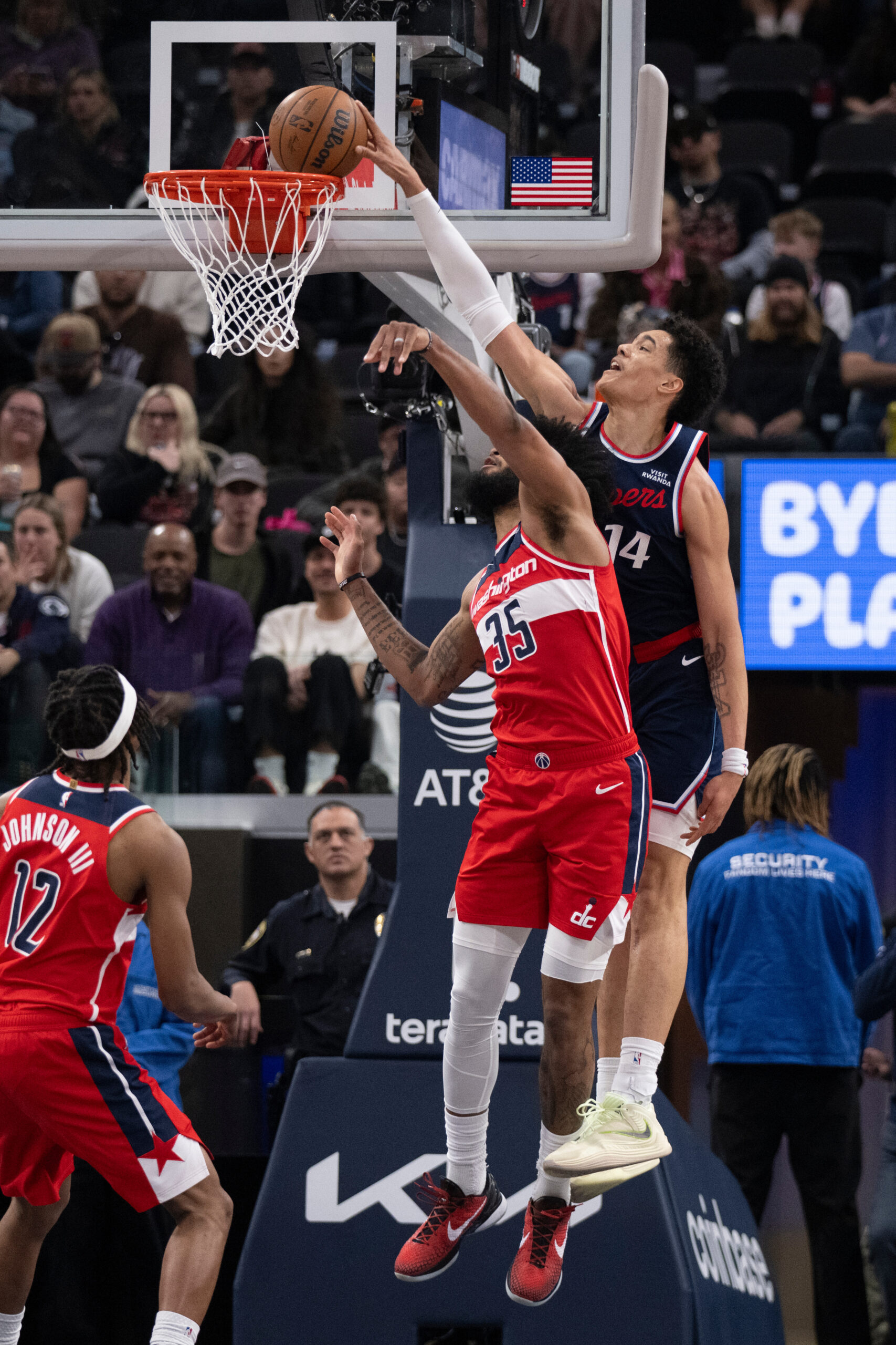 Clippers rookie center Yanic Konan Niederhauser, right, dunks over Washington...