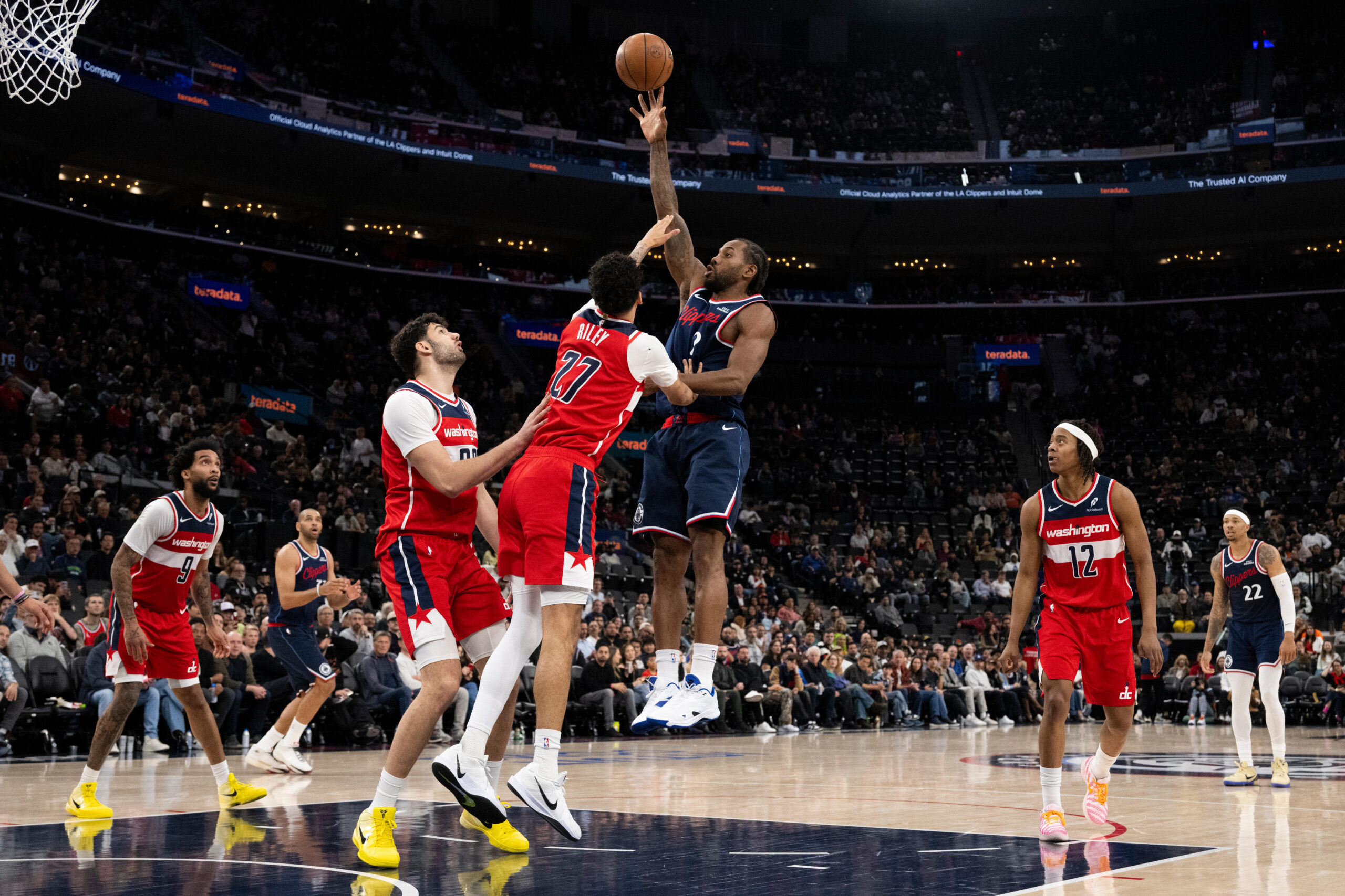 Clippers star Kawhi Leonard shoots over Washington Wizards guard Will...