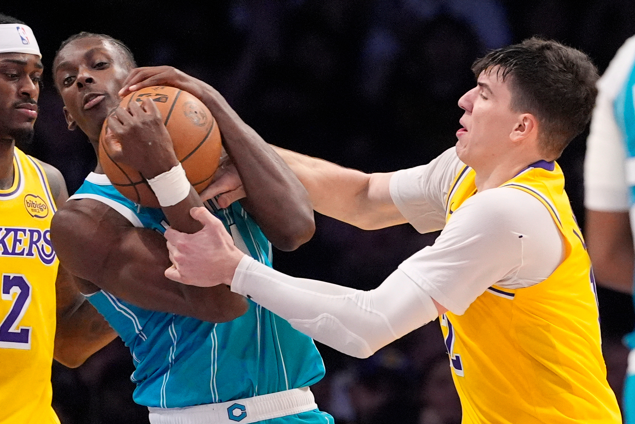 Charlotte Hornets forward Moussa Diabate, left, and Lakers forward Jake...