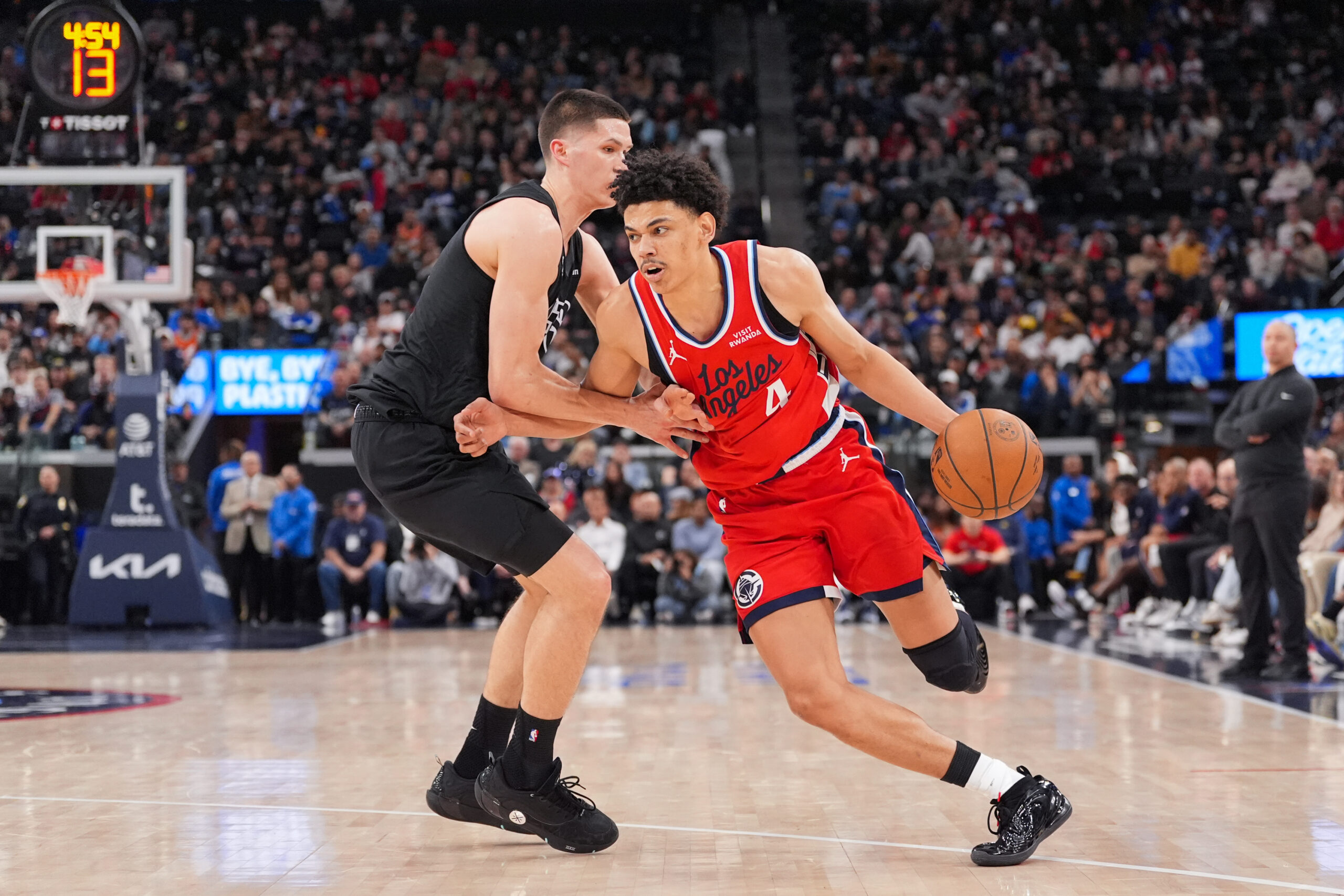 Clippers guard Kobe Sanders (4) works around Brooklyn Nets guard...