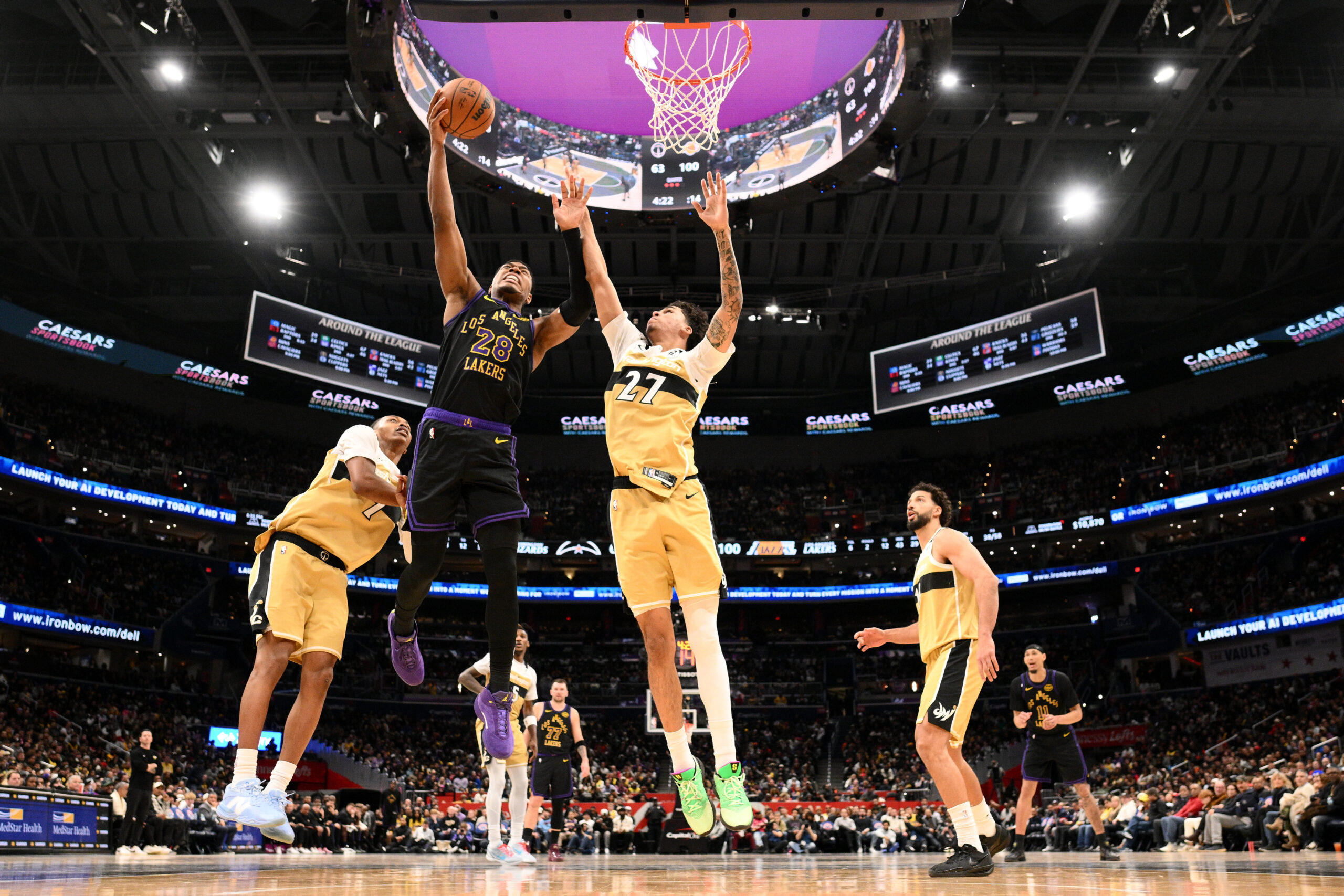 Lakers forward Rui Hachimura (28) goes to the basket against...