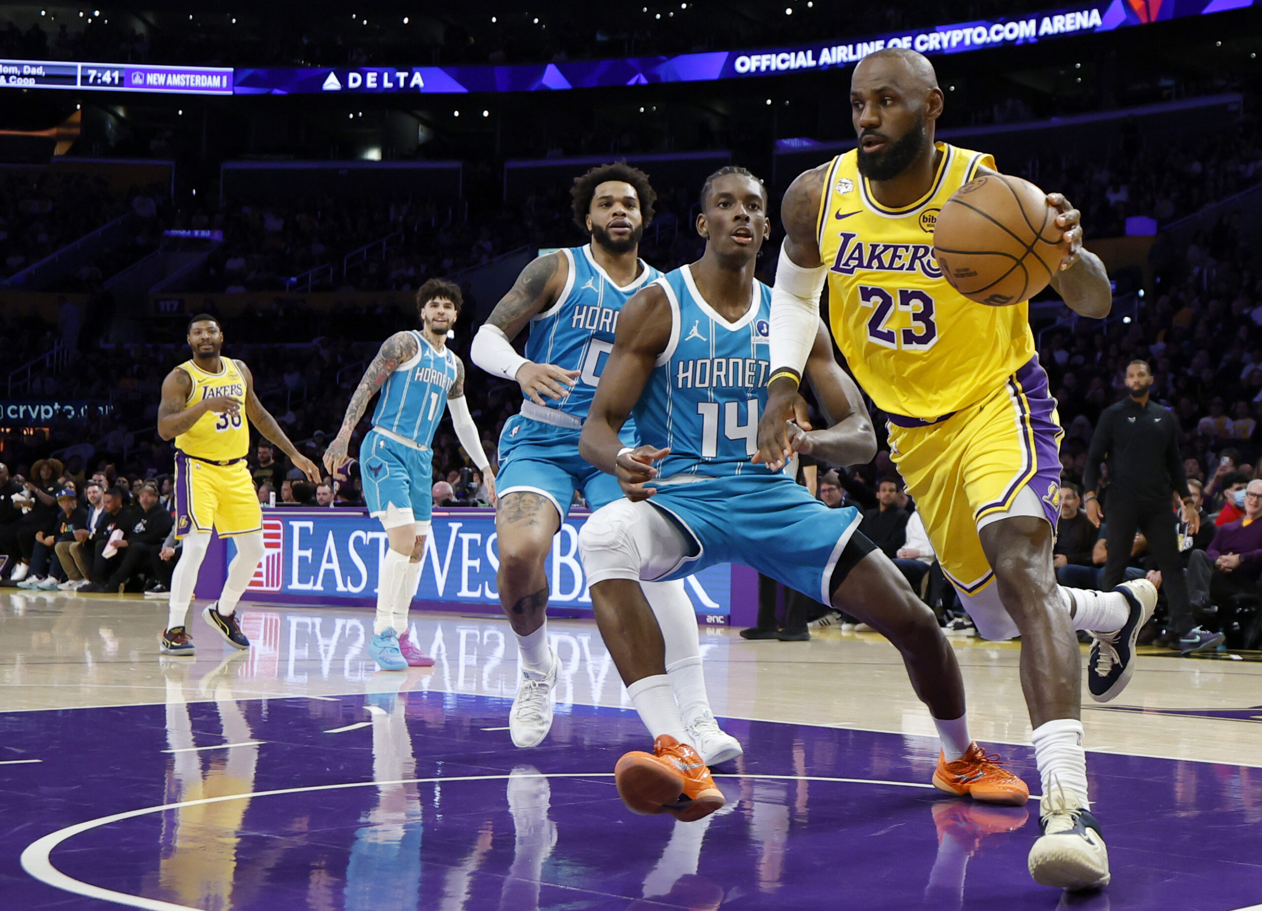 Lakers star LeBron James drives in front of the Charlotte...