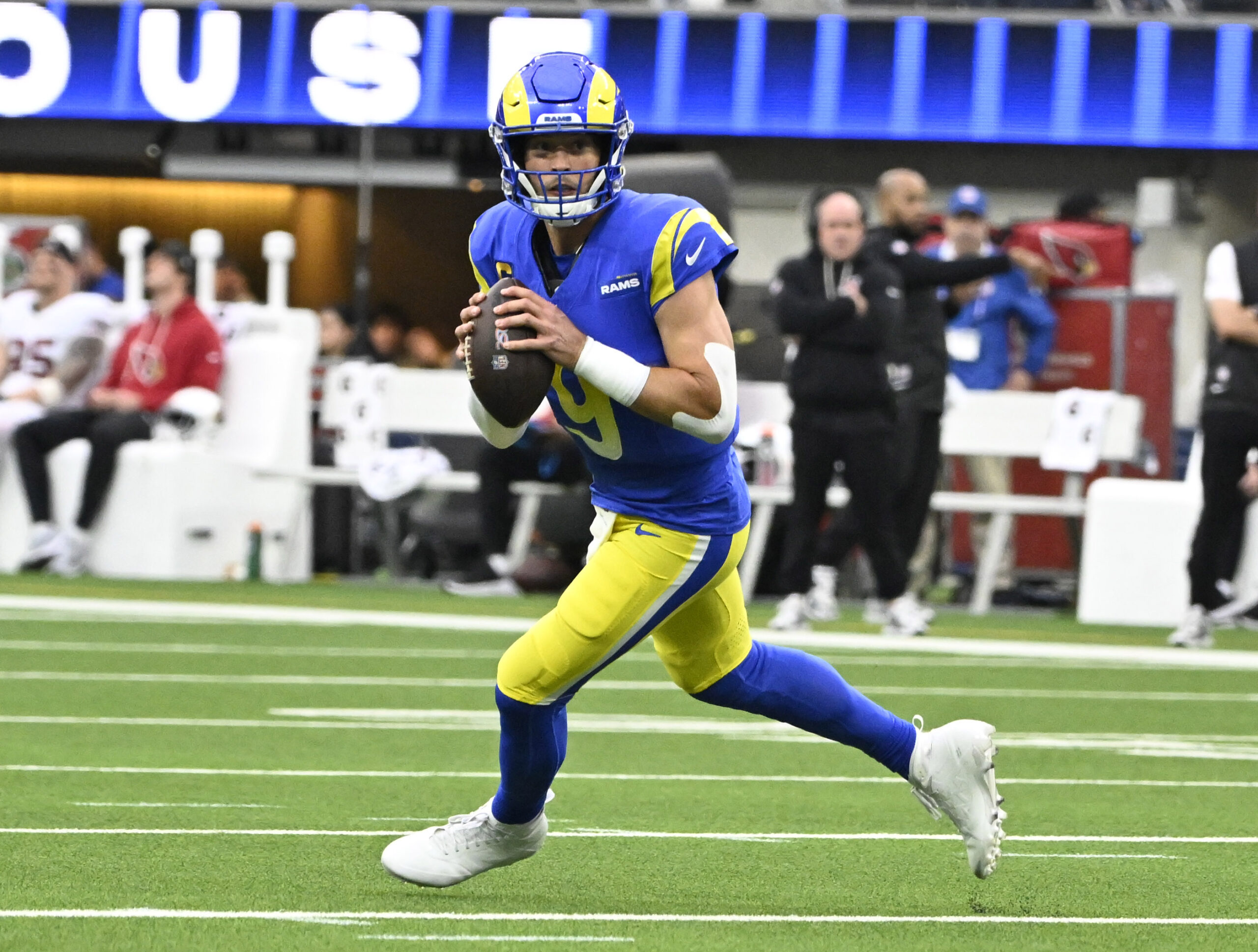 Rams quarterback Matthew Stafford #9 prepares to pass against the...