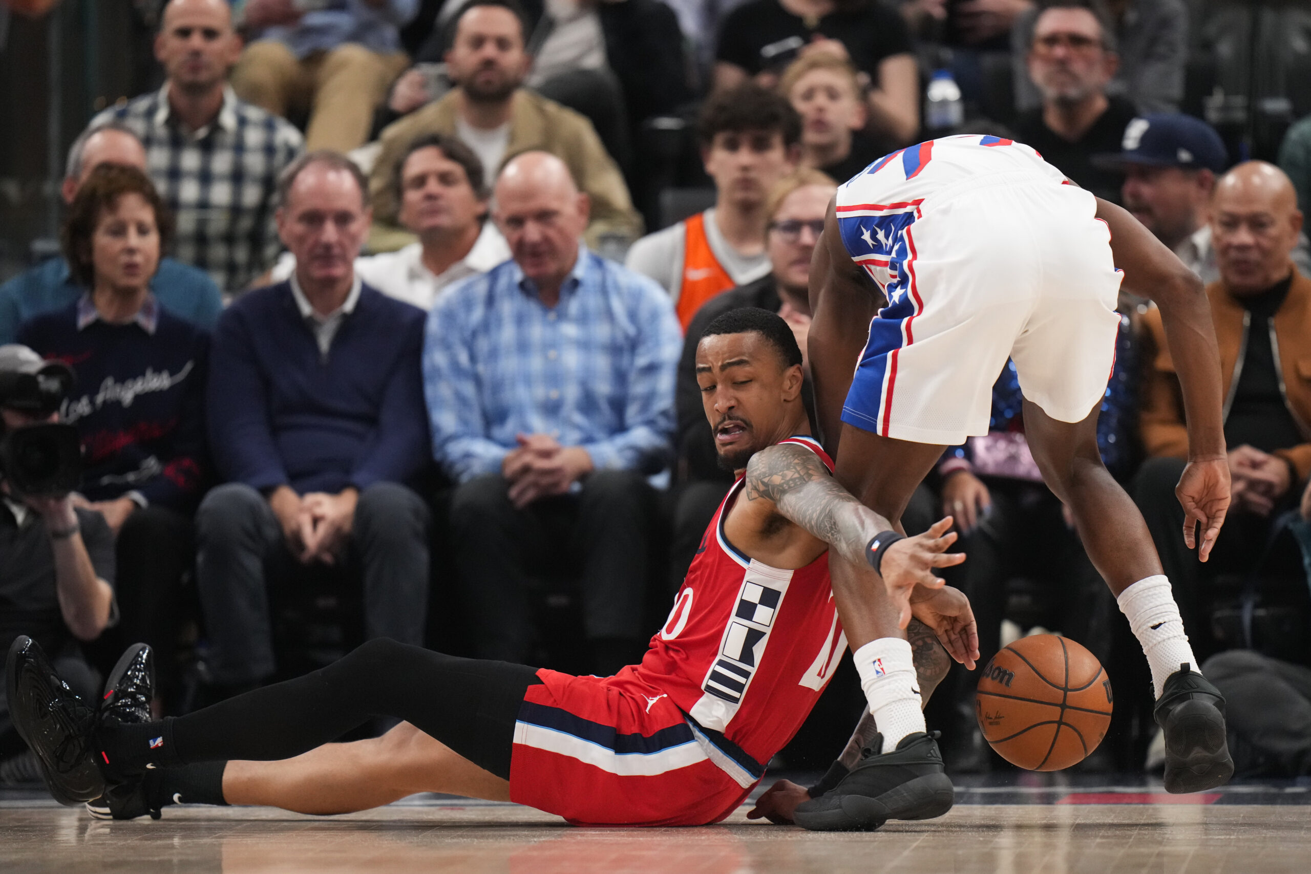 Clippers forward John Collins (20) and Philadelphia 76ers guard Vj...